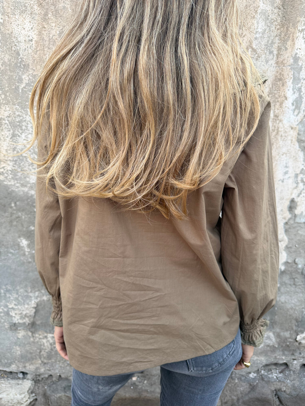 Blusa volados centrales café claro