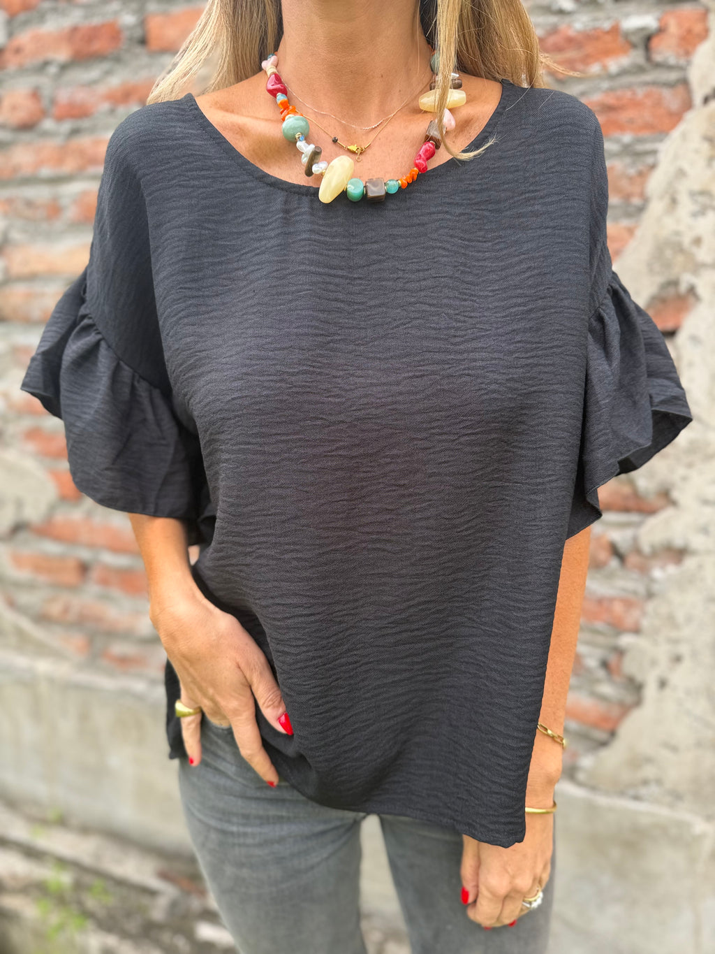 Blusa cuello subido volados negro