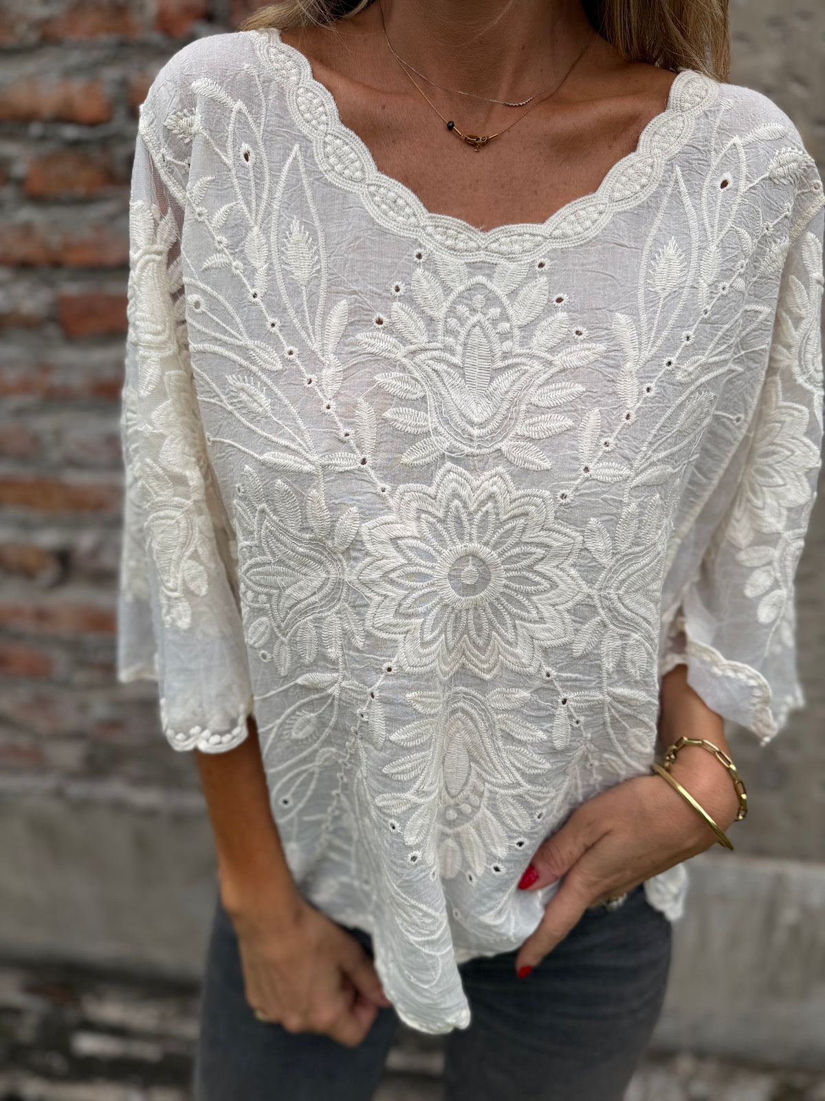 Blusa bordados mangas encaje mantequilla