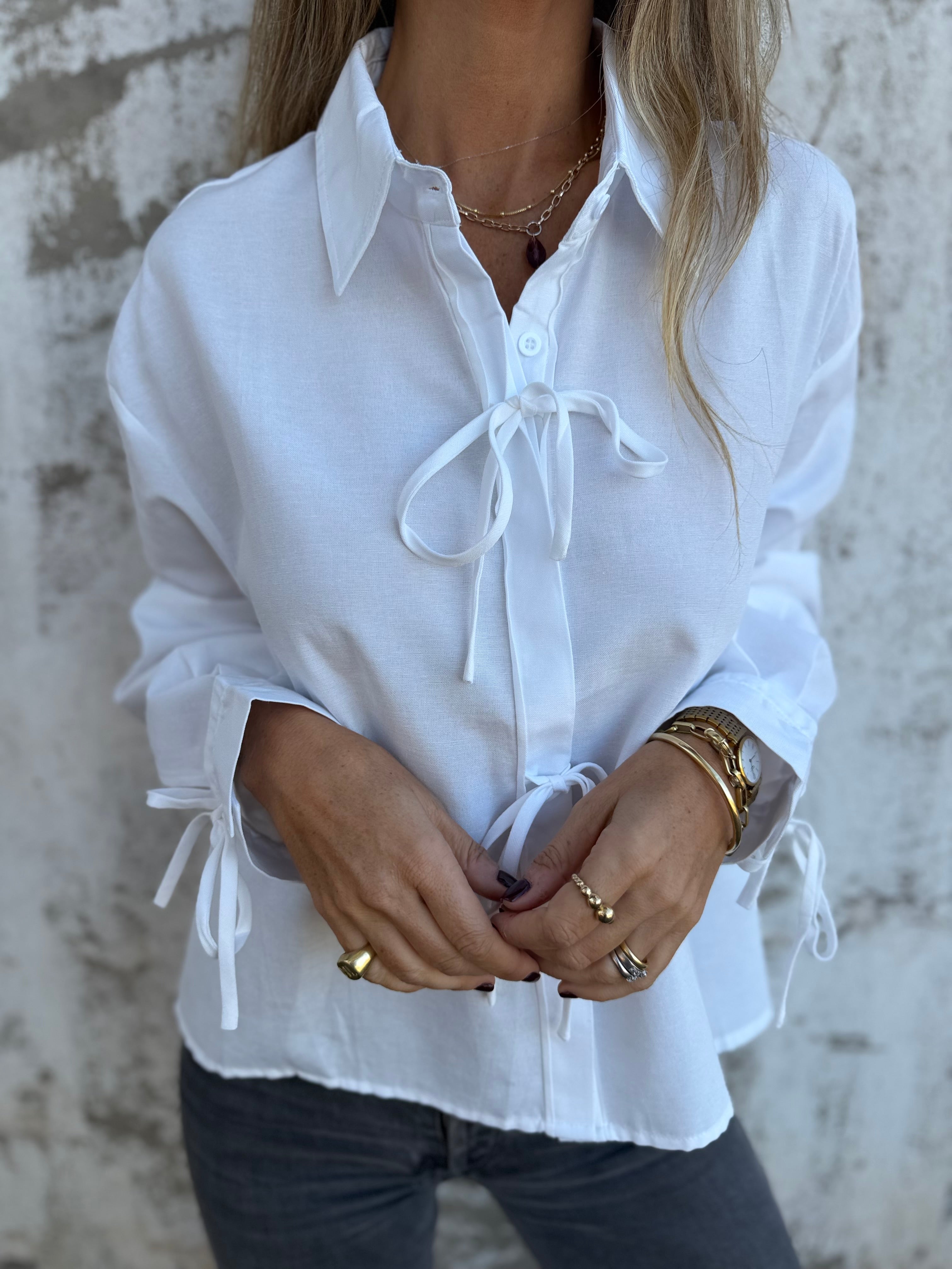 Blusa amarritas y botones escondidos blanca