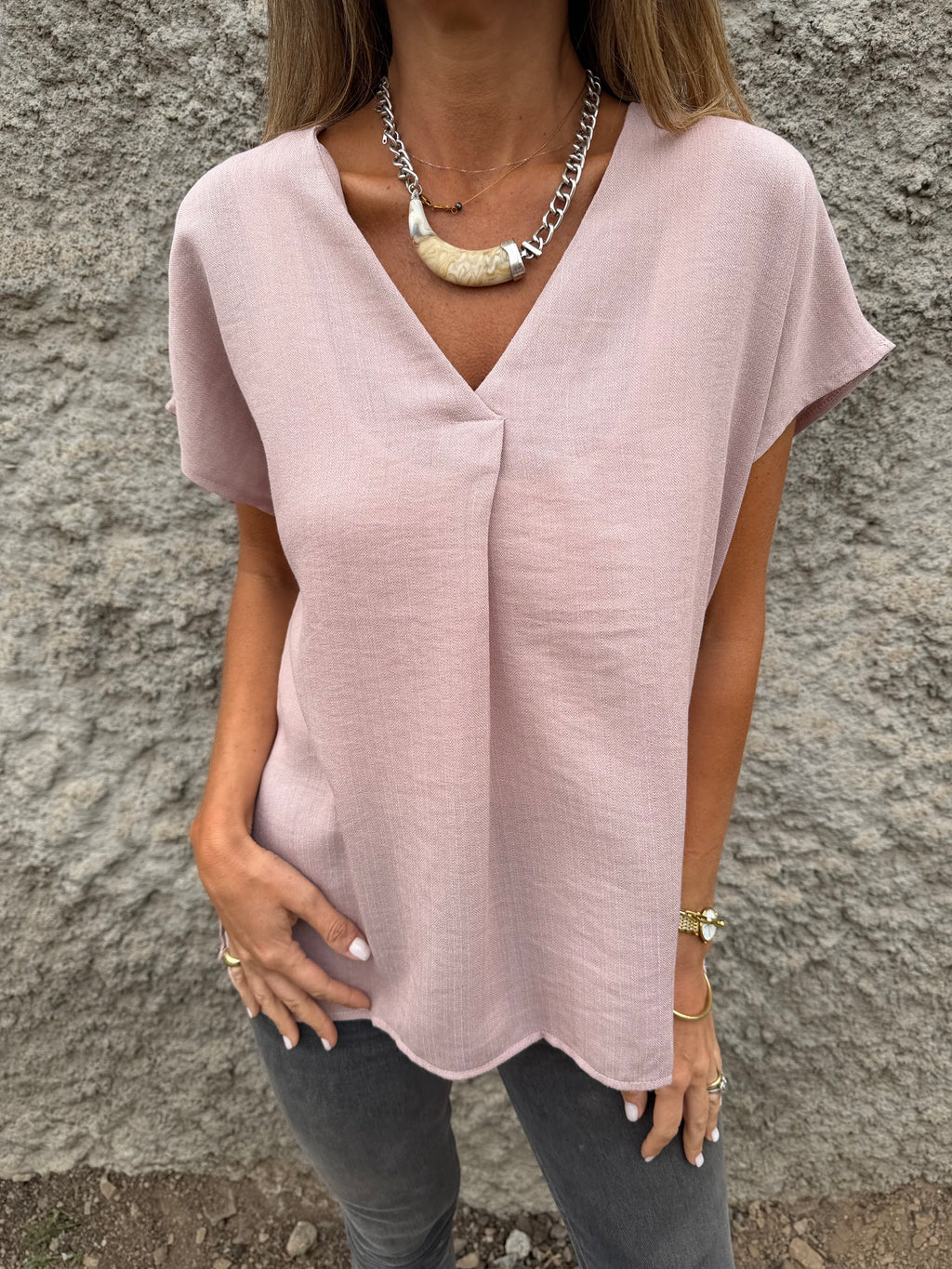 Blusa básica V pinza central rosada