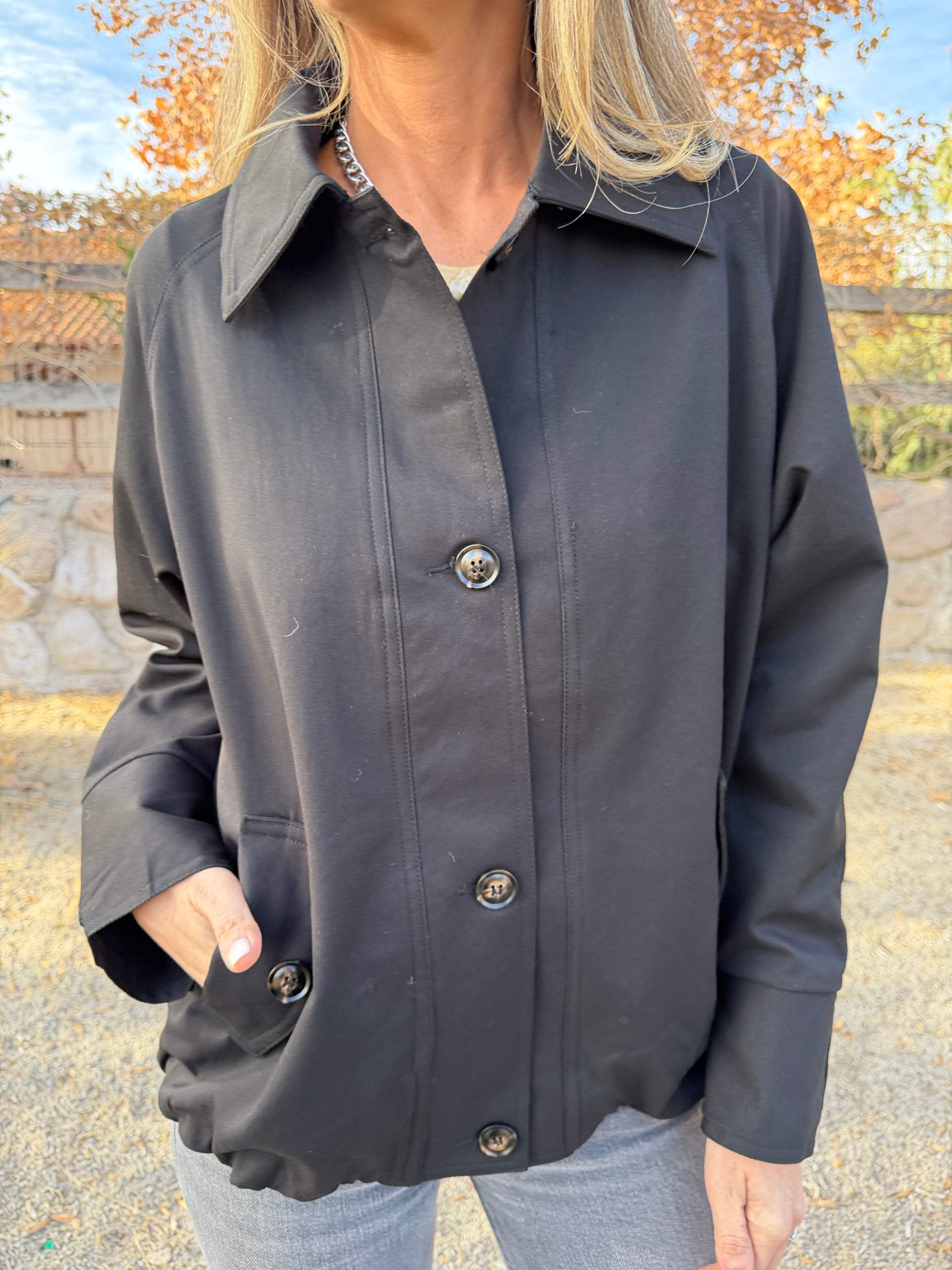 Chaqueta gabardina clásica negra