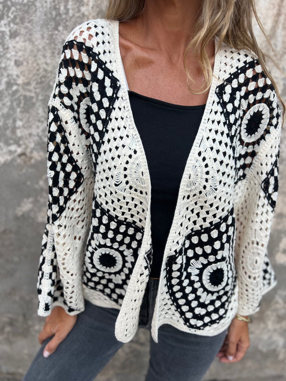 Chaleco negro-blanco macramé