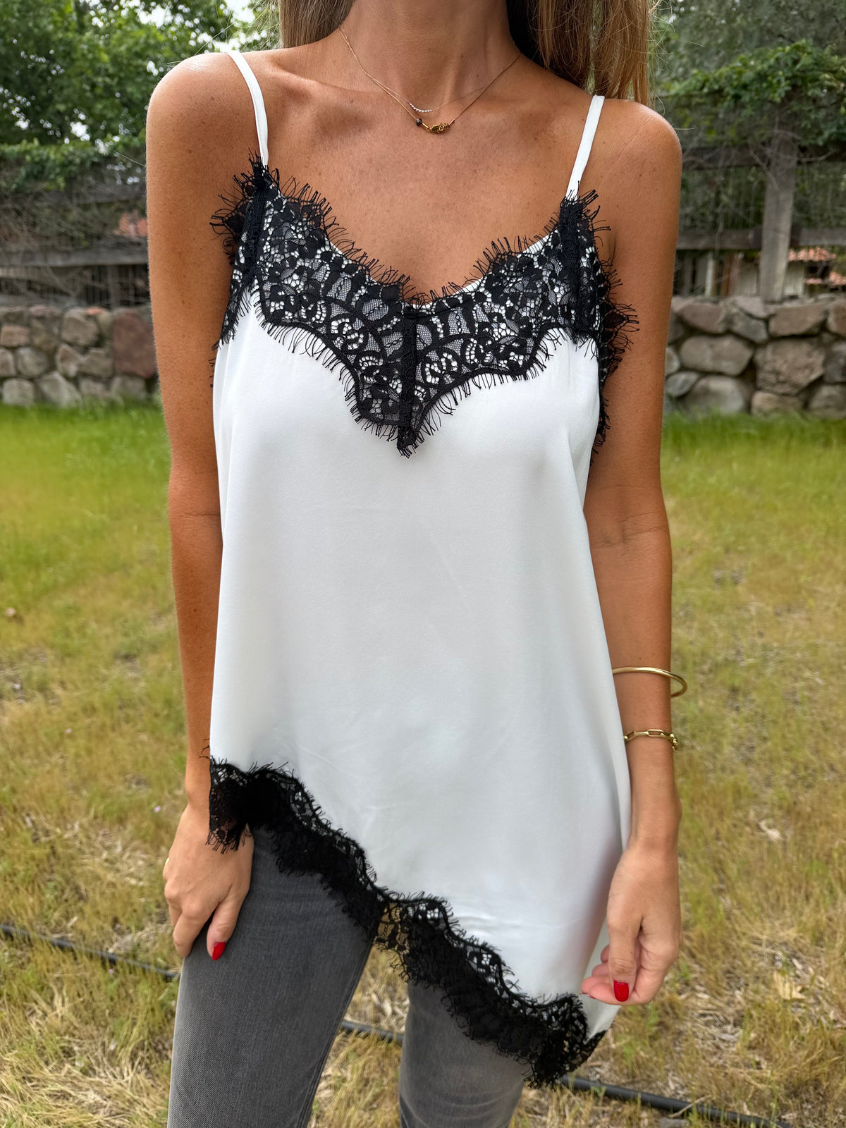 Blusa raso encaje irregular blanca