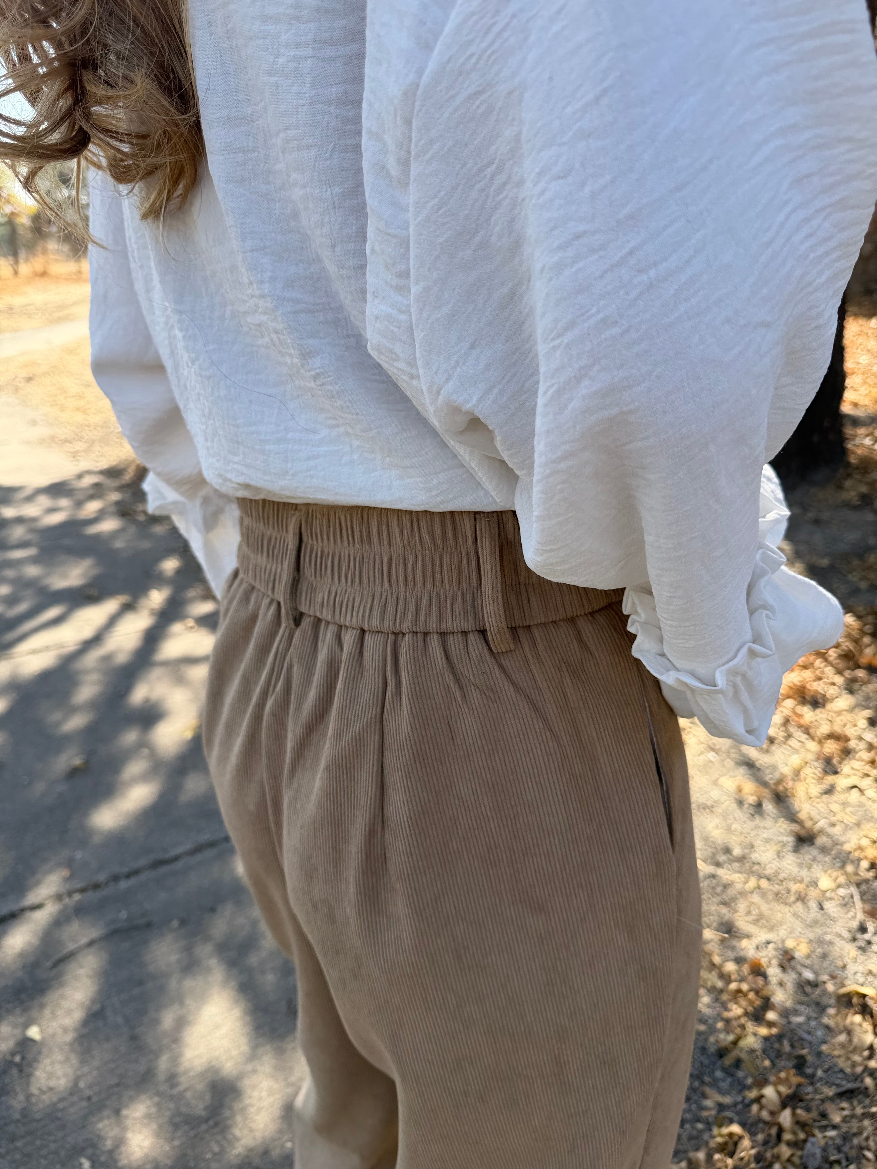 Pantalón sastre cotelé delgado + cinturón beige oscuro