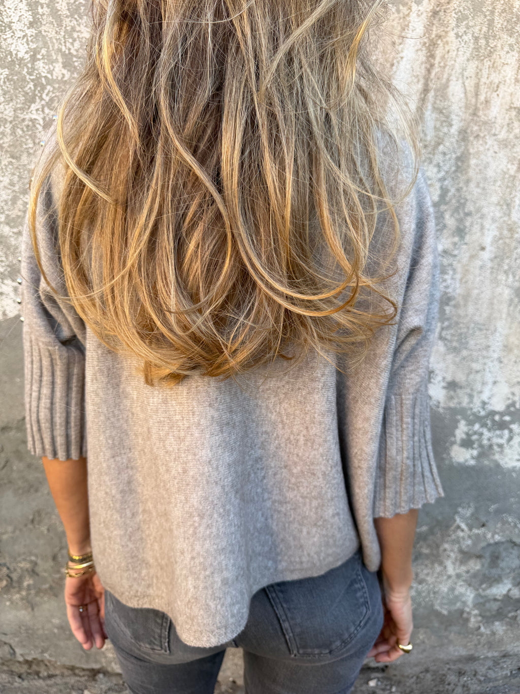 Chaleco medio cuello tachas beige