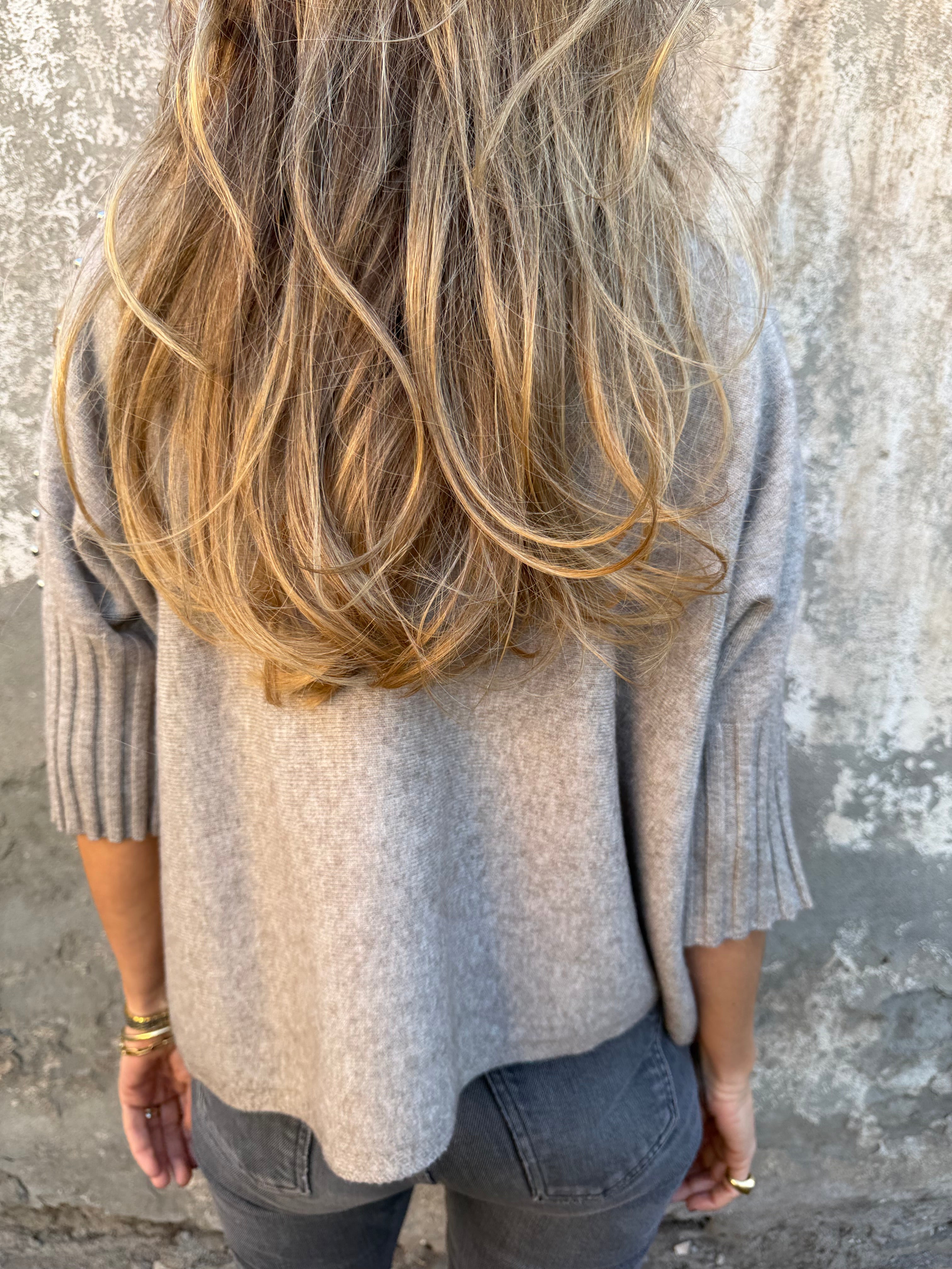 Chaleco medio cuello tachas beige