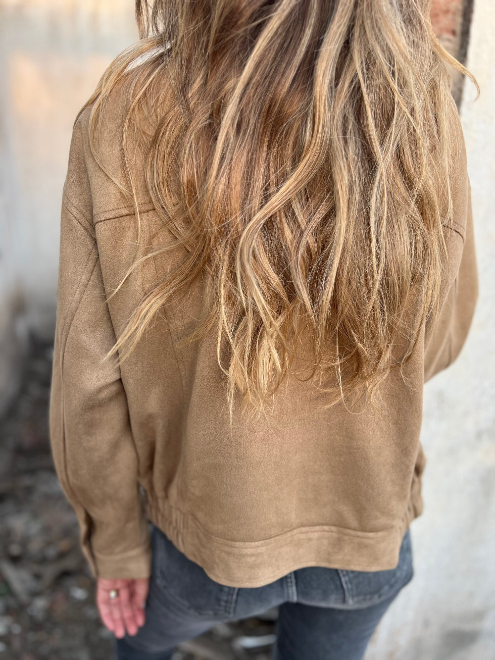 Chaqueta suede bolsillo grande camel