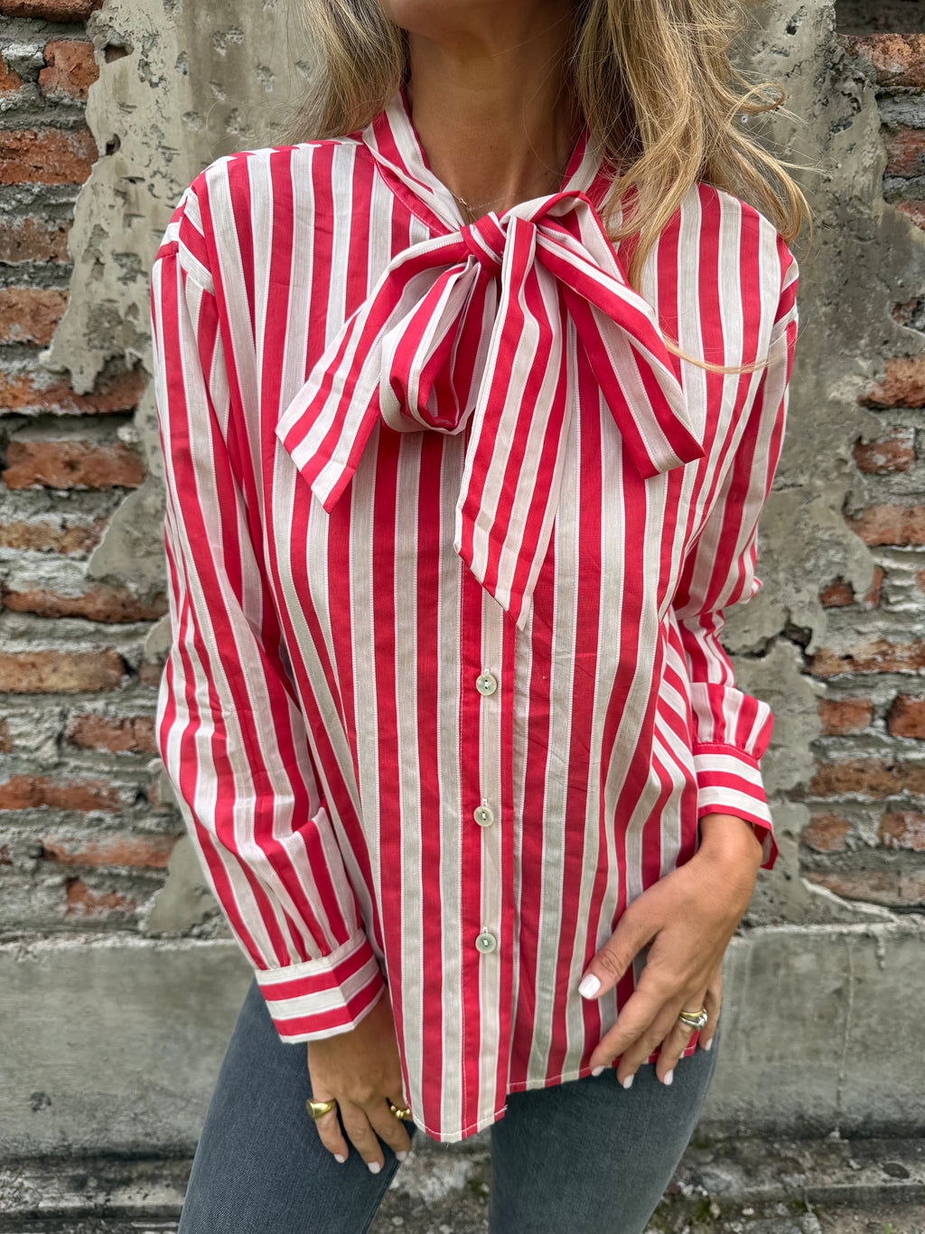 Blusa rayada rosetón roja