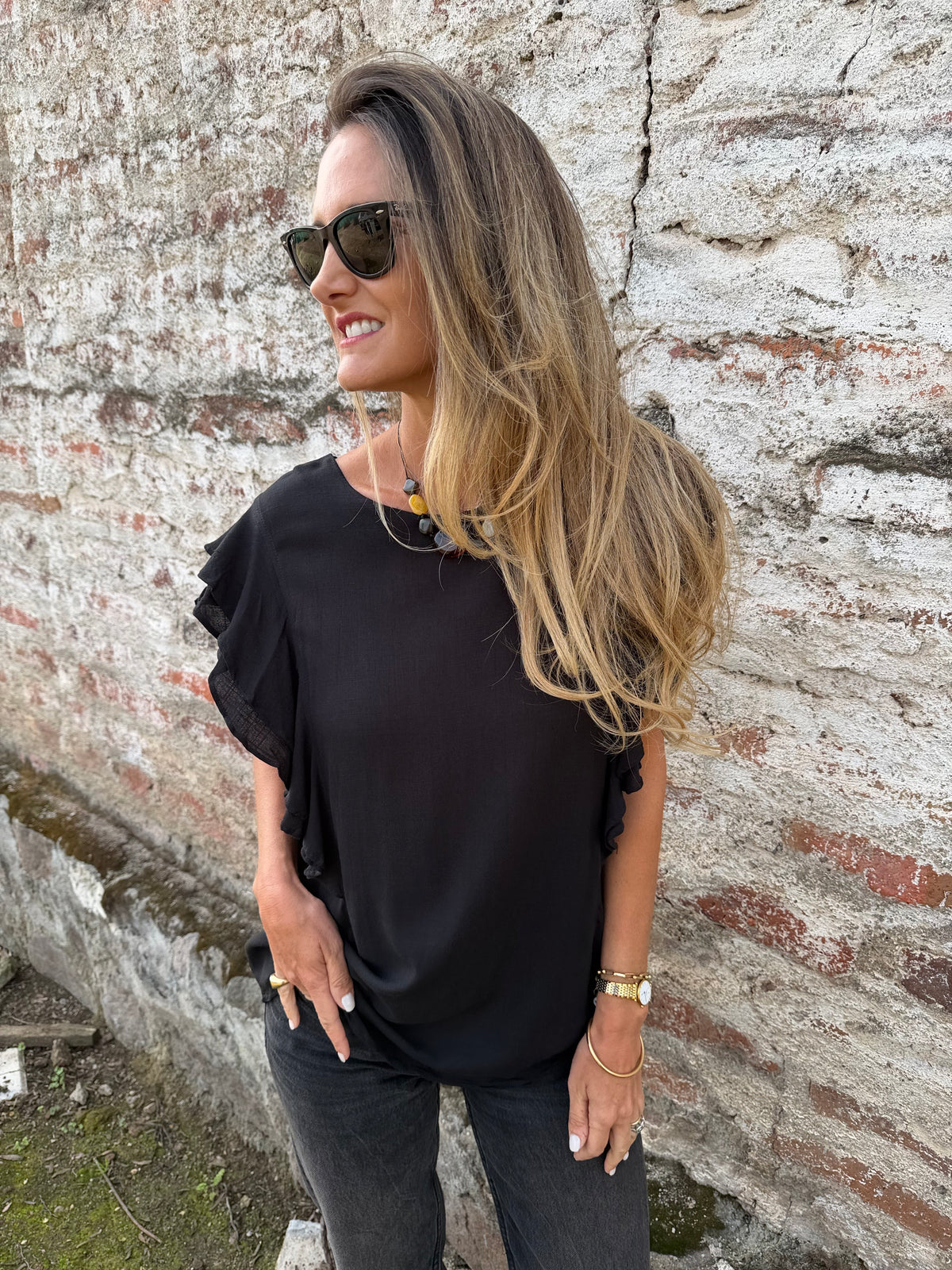 Blusa larga vuelitos laterales negra