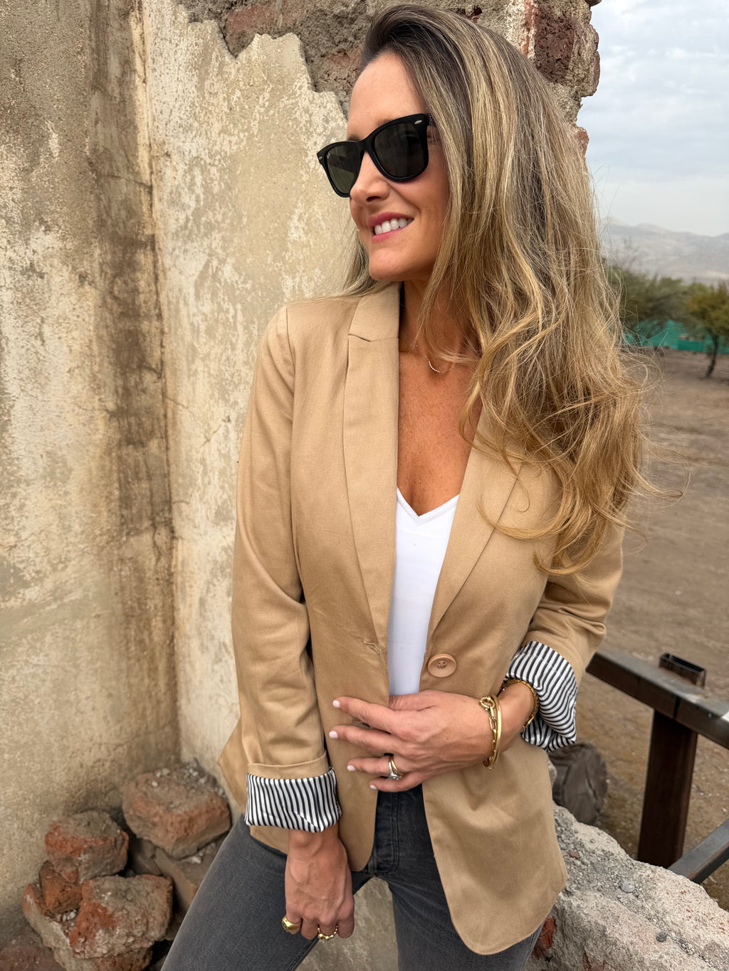 New blazer gabardina delgada con doblez rayado camel