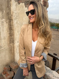 New blazer gabardina delgada con doblez rayado camel