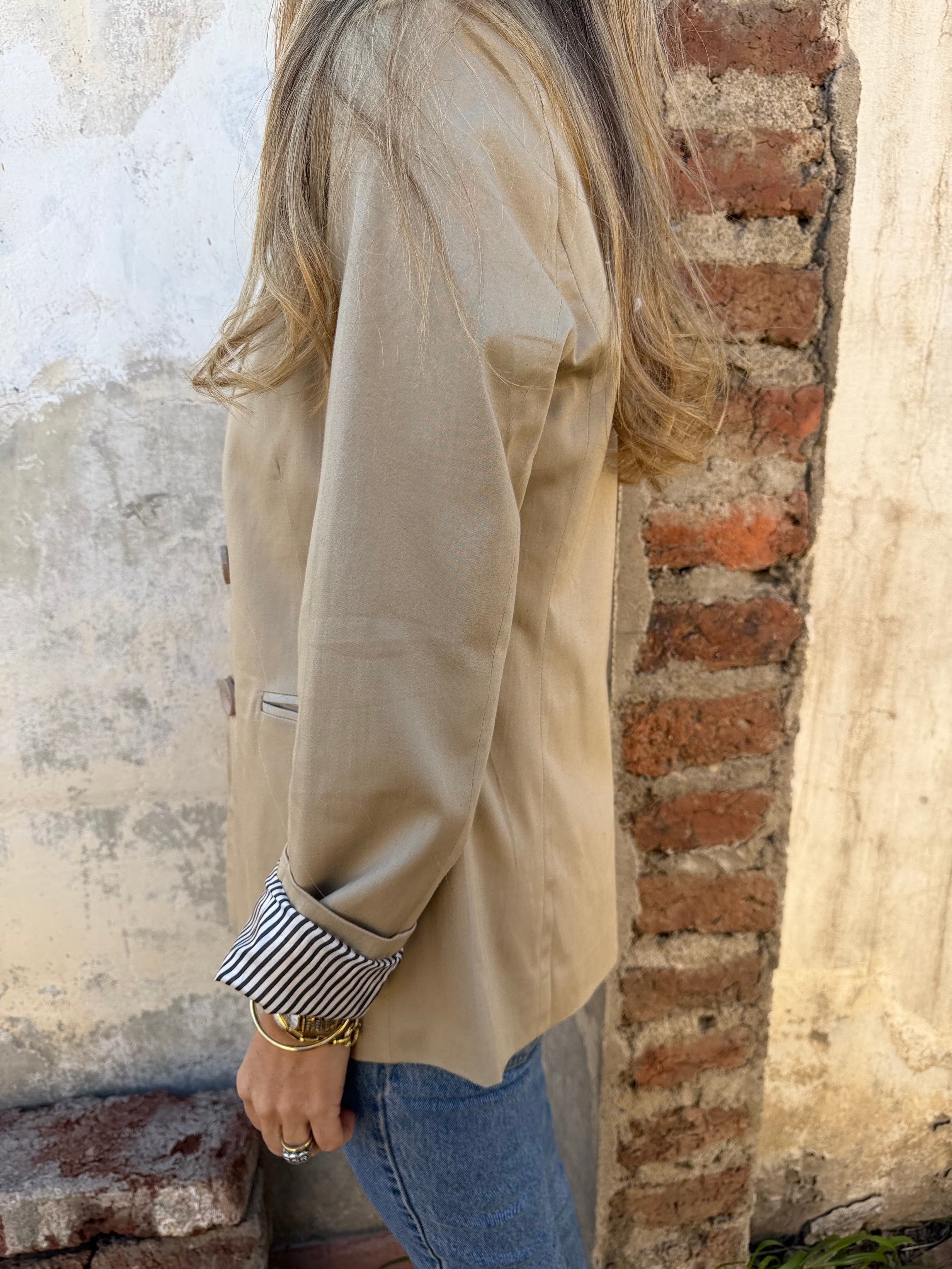 New blazer gabardina delgada con doblez rayado beige