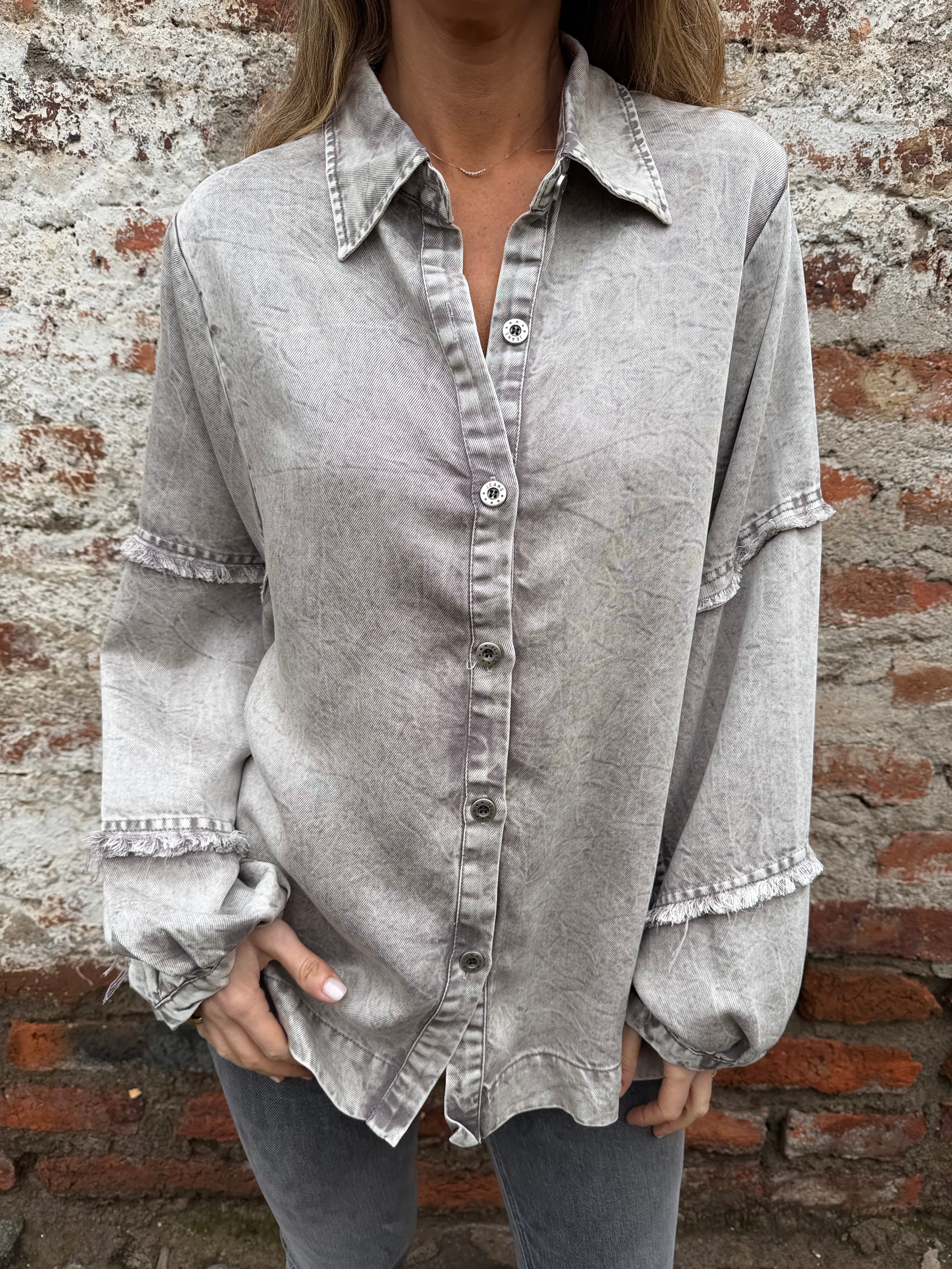 Blusa de bluejean manga globo gris clara