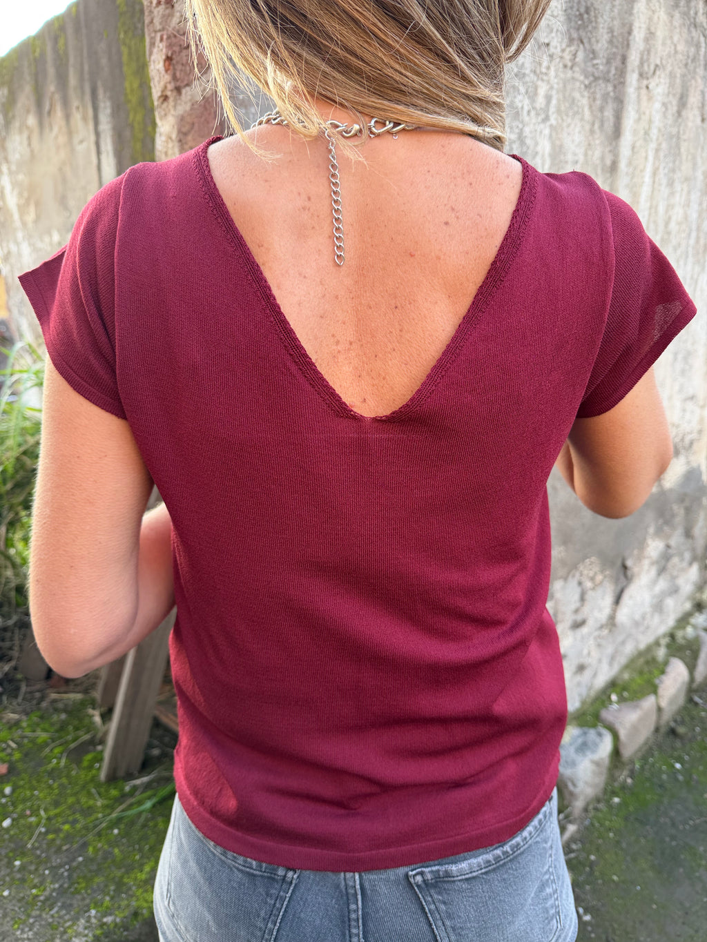 Polera V hilo burdeo