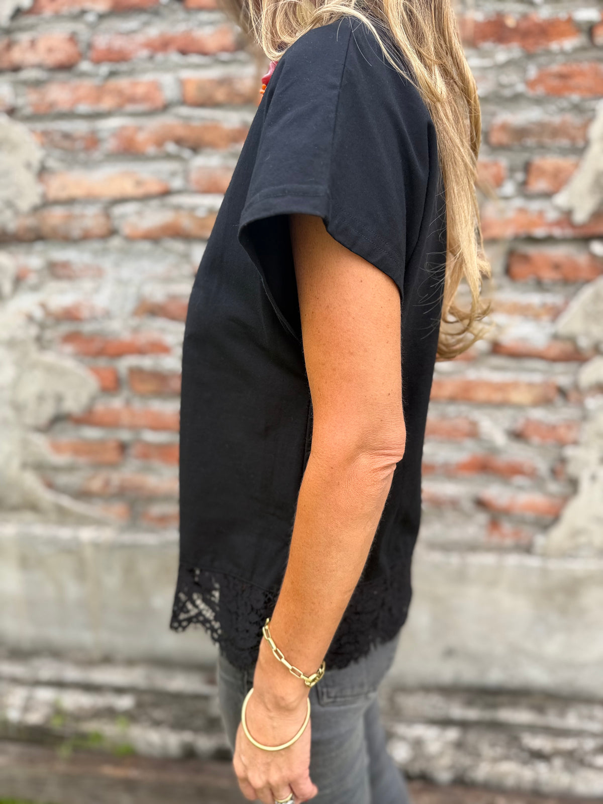 Polera básica algodón encaje inferior negra