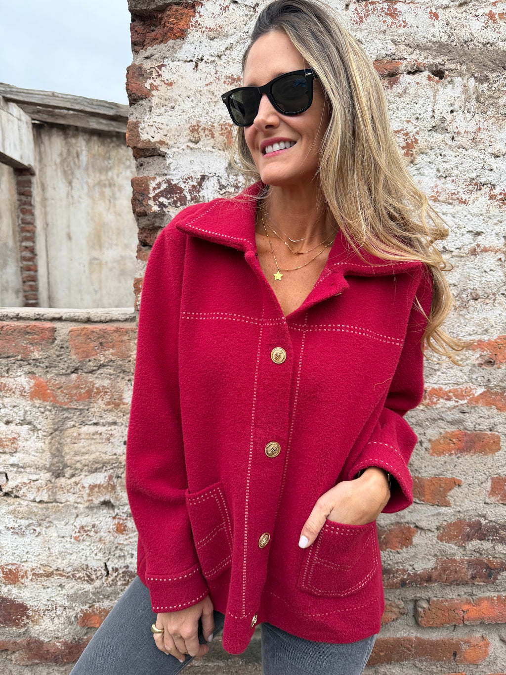 Abrigo tipo chaqueta botón gold rojo guinda