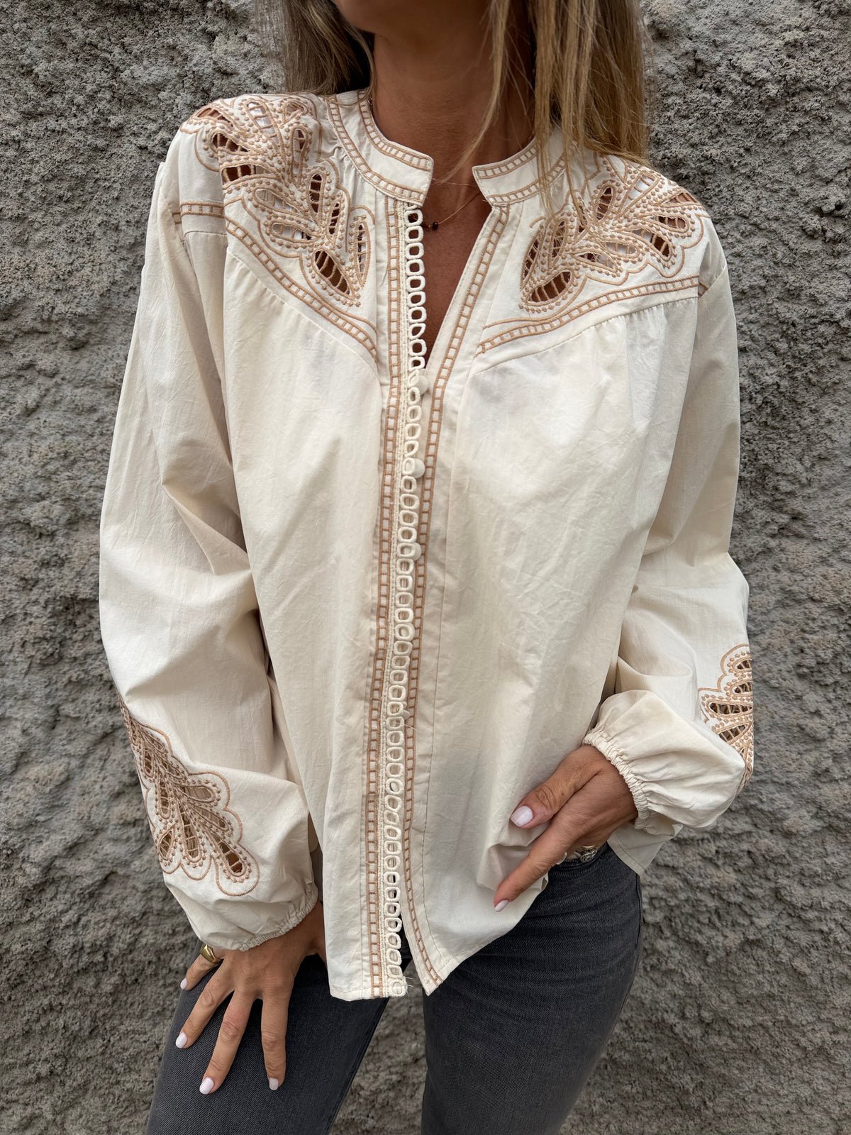 Blusa botoncitos coqueta broderie beige