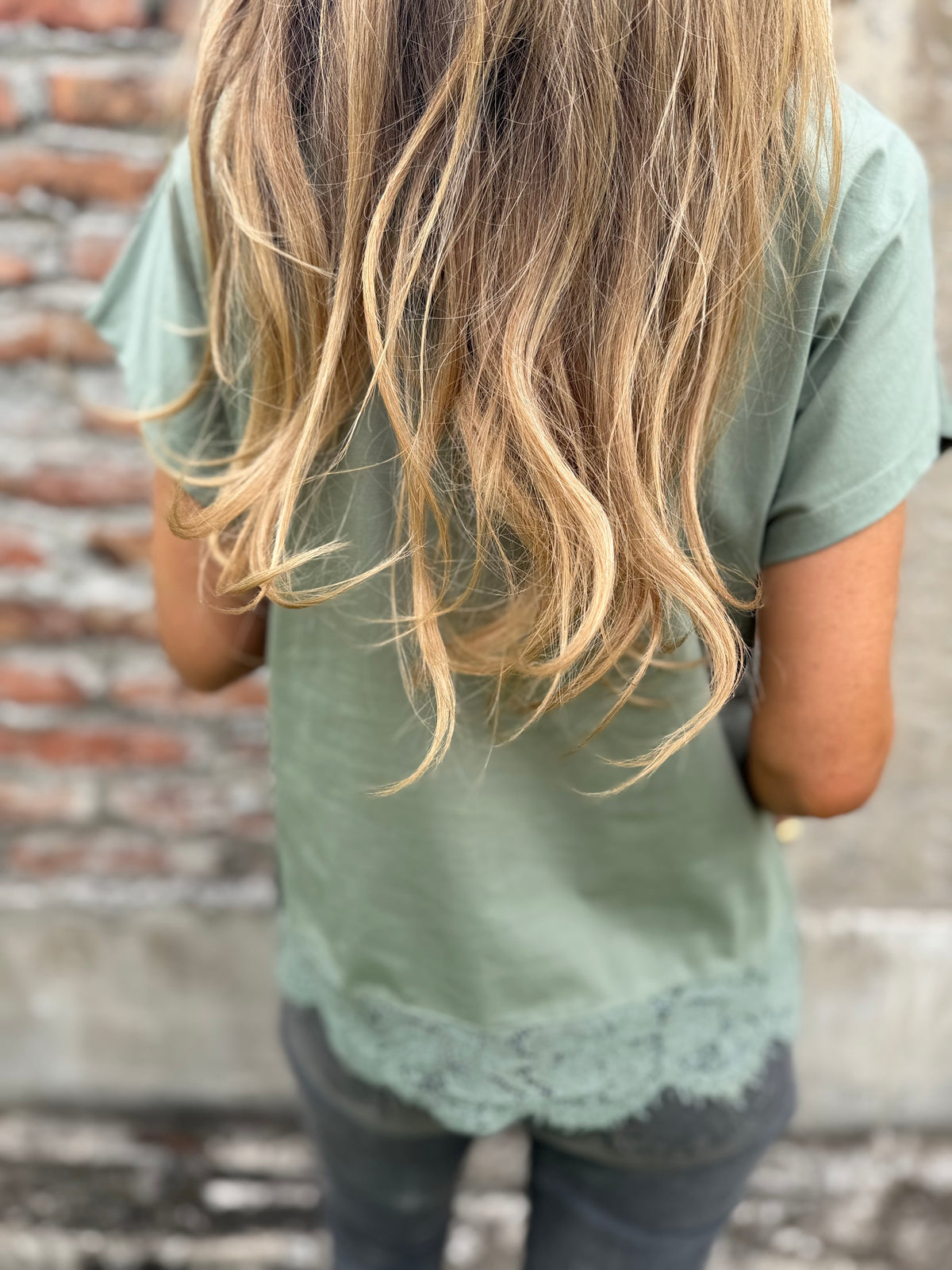 Polera básica algodón encaje inferior verde musgo