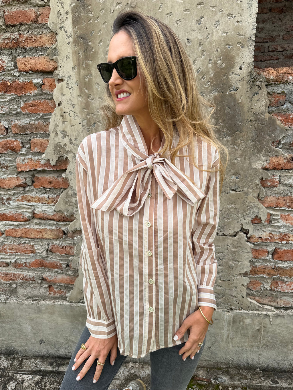 Blusa rayada rosetón beige