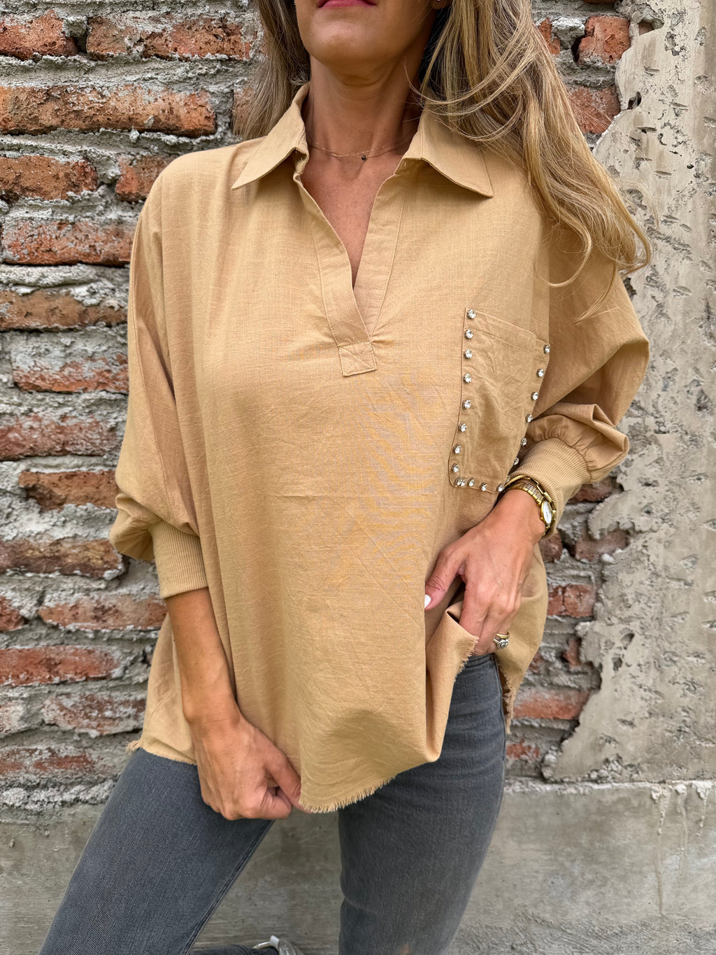 Blusa bolsillo brillantes camel