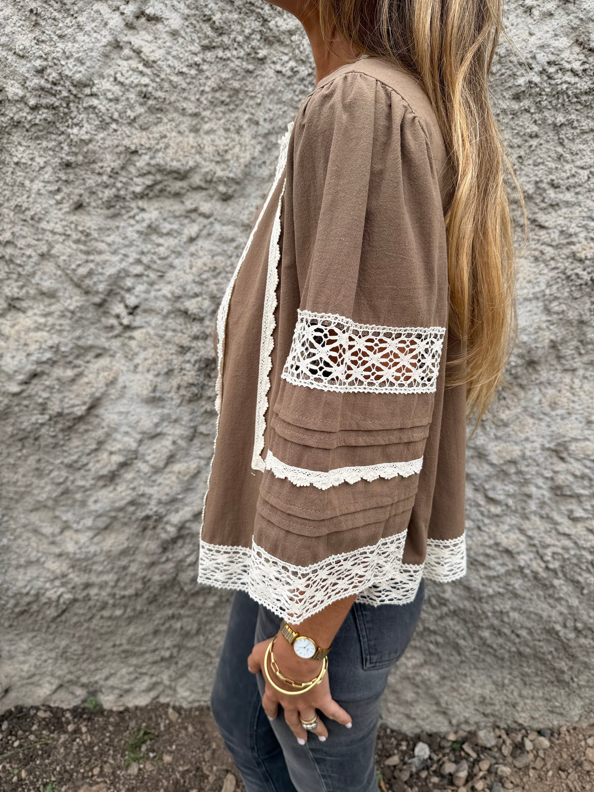 Chaqueta preciosa detalles macramé café