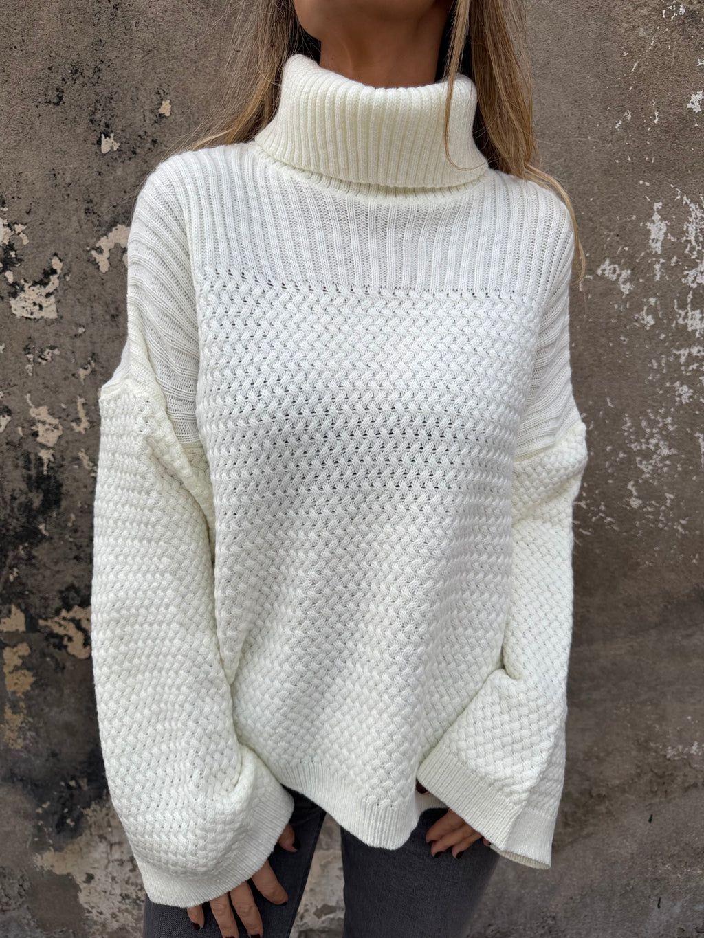 Cuello alto punto arroz blanco