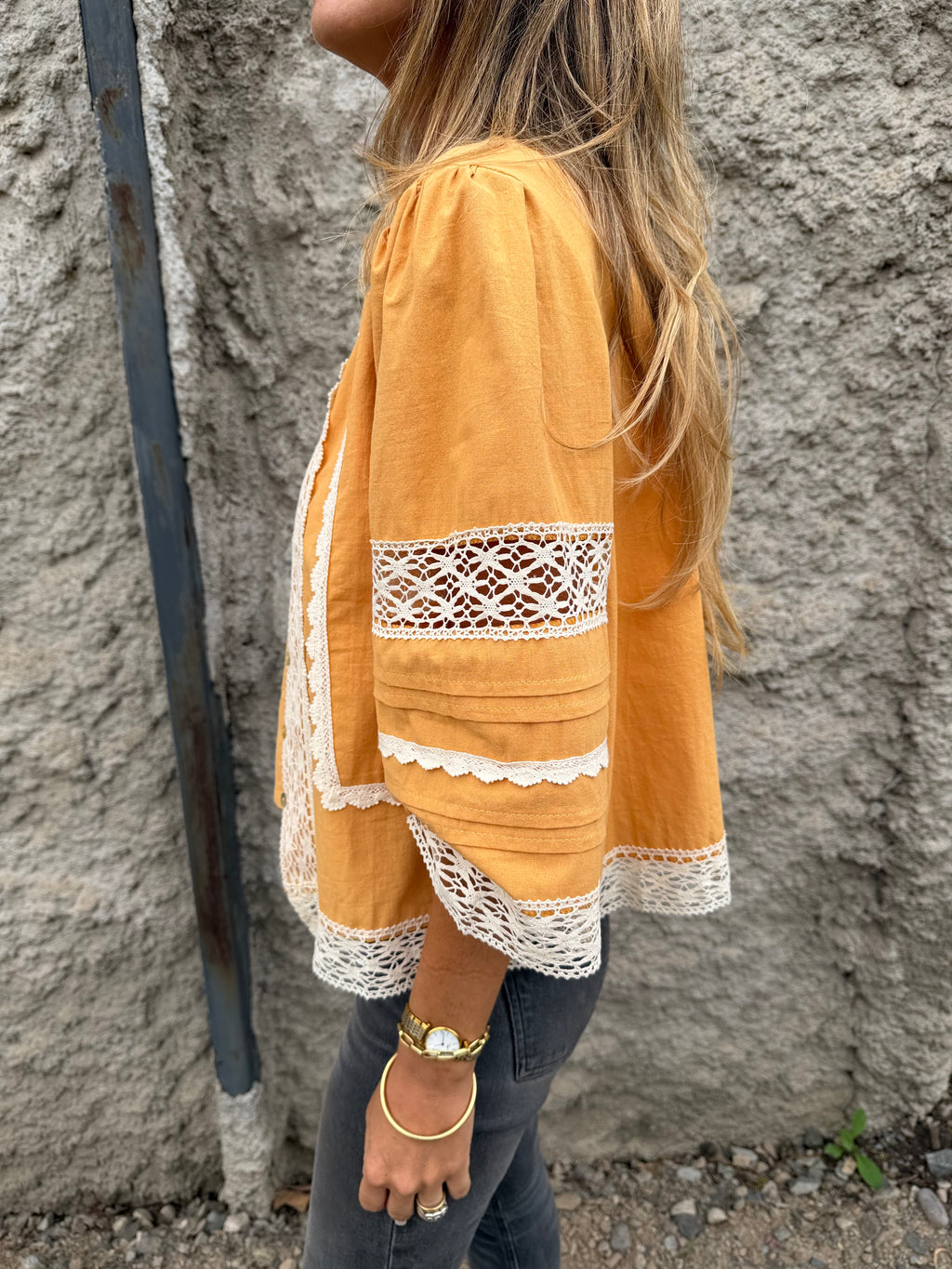 Chaqueta preciosa detalles macramé mostaza