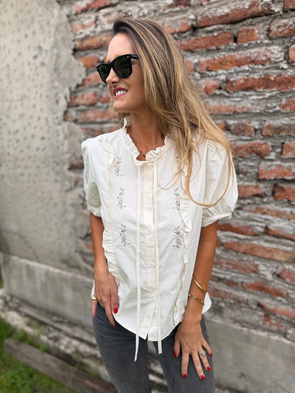 Blusa bordados mangas abullonadas beige claro