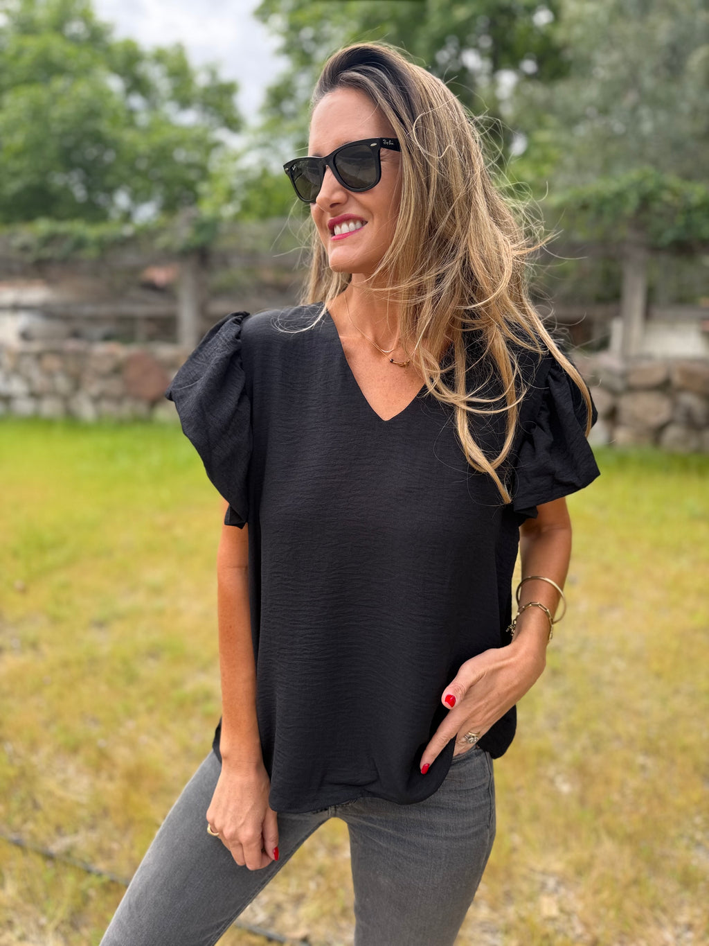Blusa crep vuelitos mangas negra