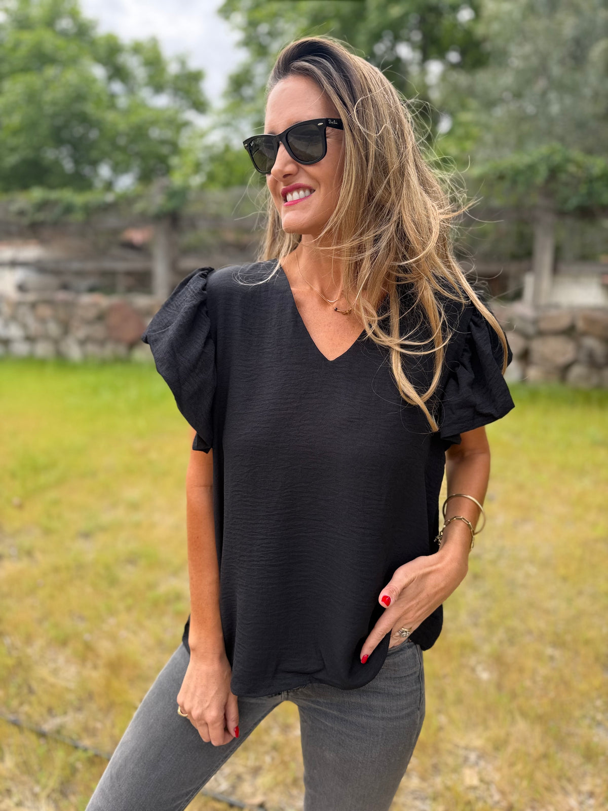 Blusa crep vuelitos mangas negra