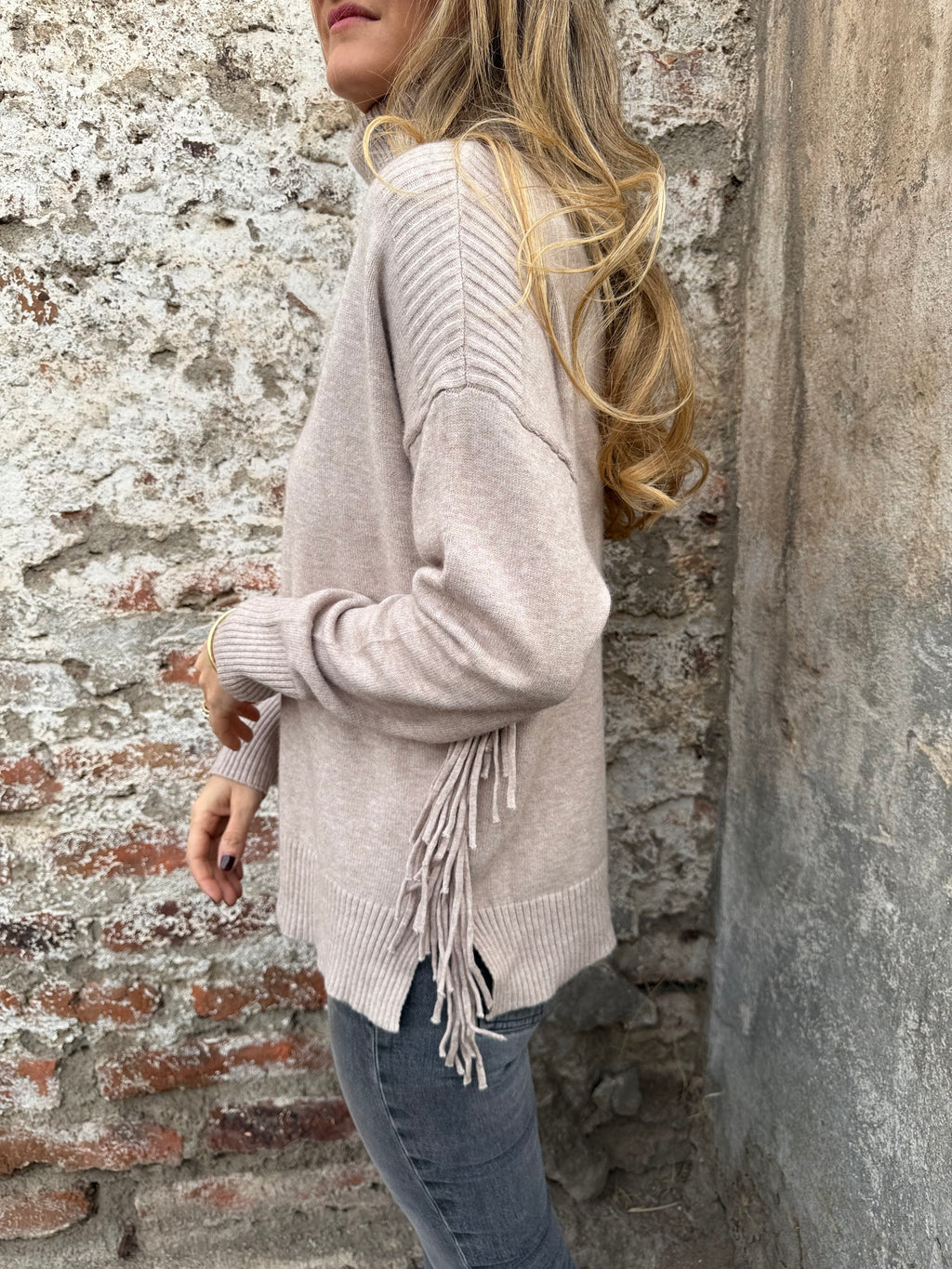 Cuello alto tiritas laterales beige