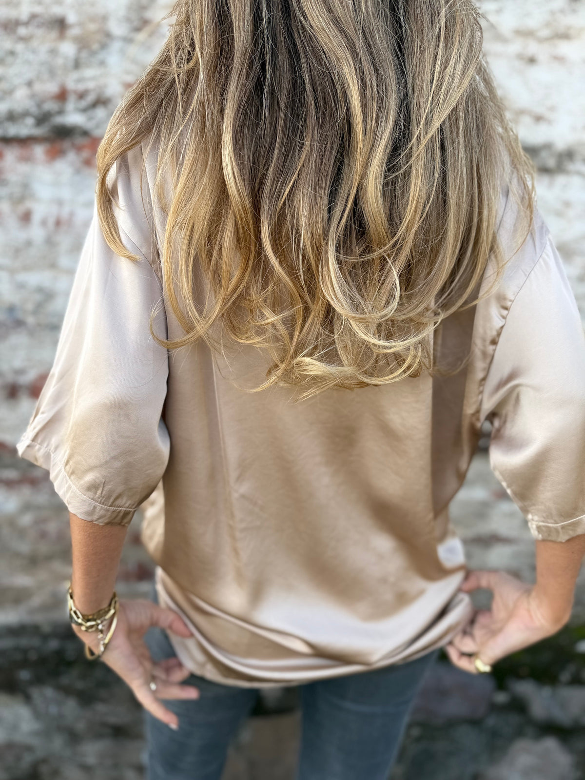 Blusa raso pliegues dorada
