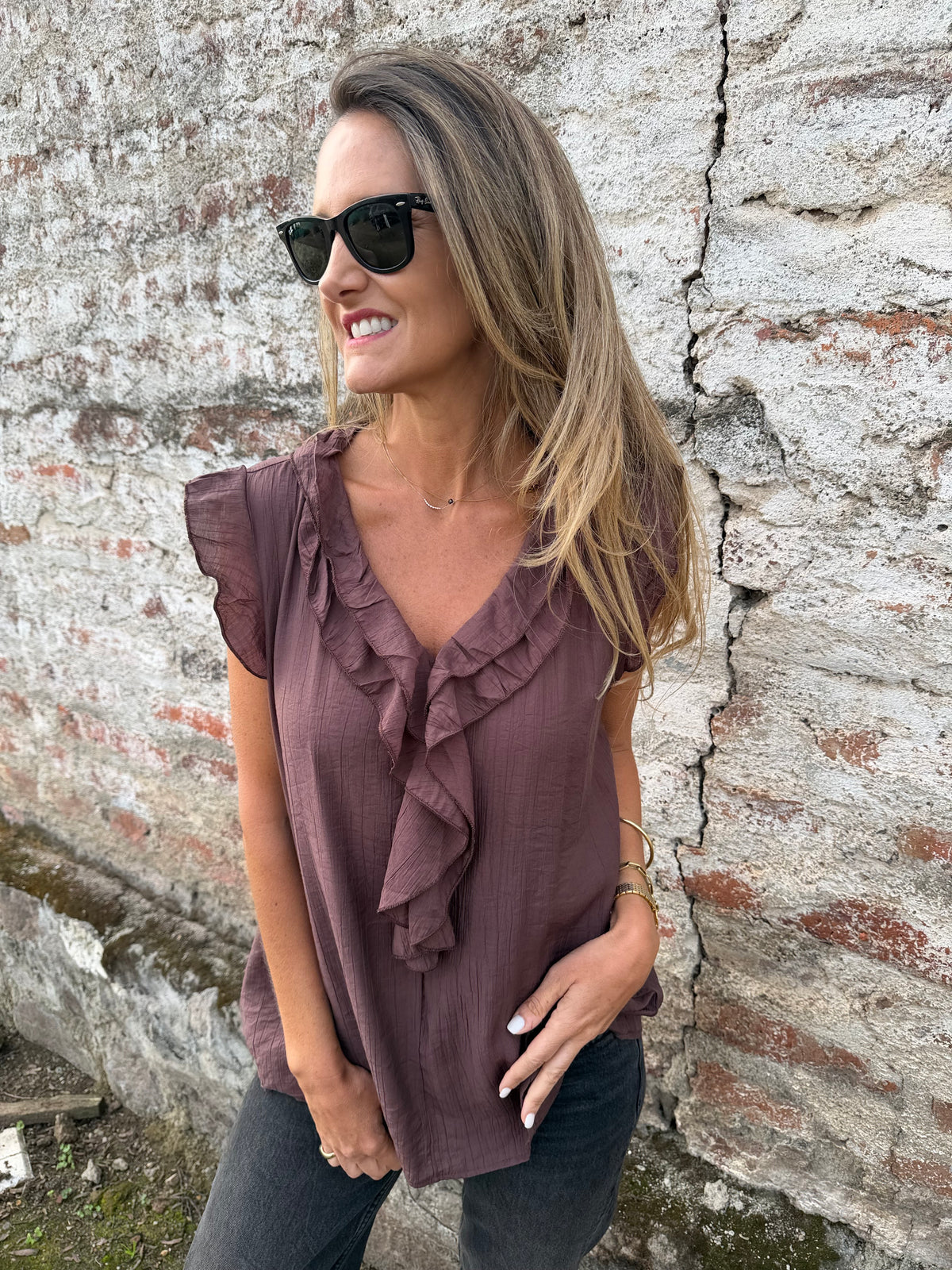 Blusa vuelitos escote central café