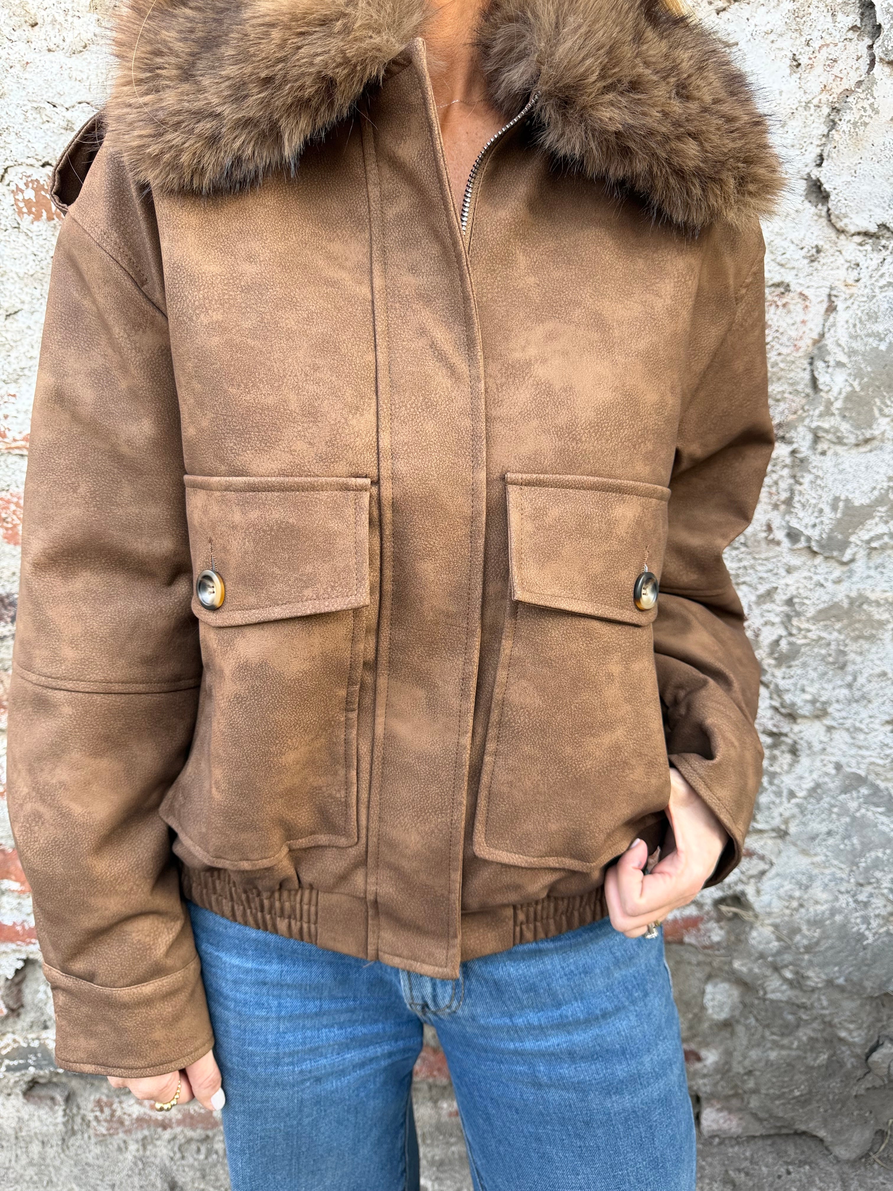 Chaqueta acolchada ecocuero opaco cuello removible piel caramelo