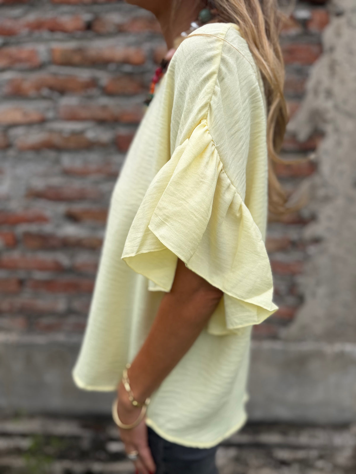 Blusa cuello subido volados amarillo claro