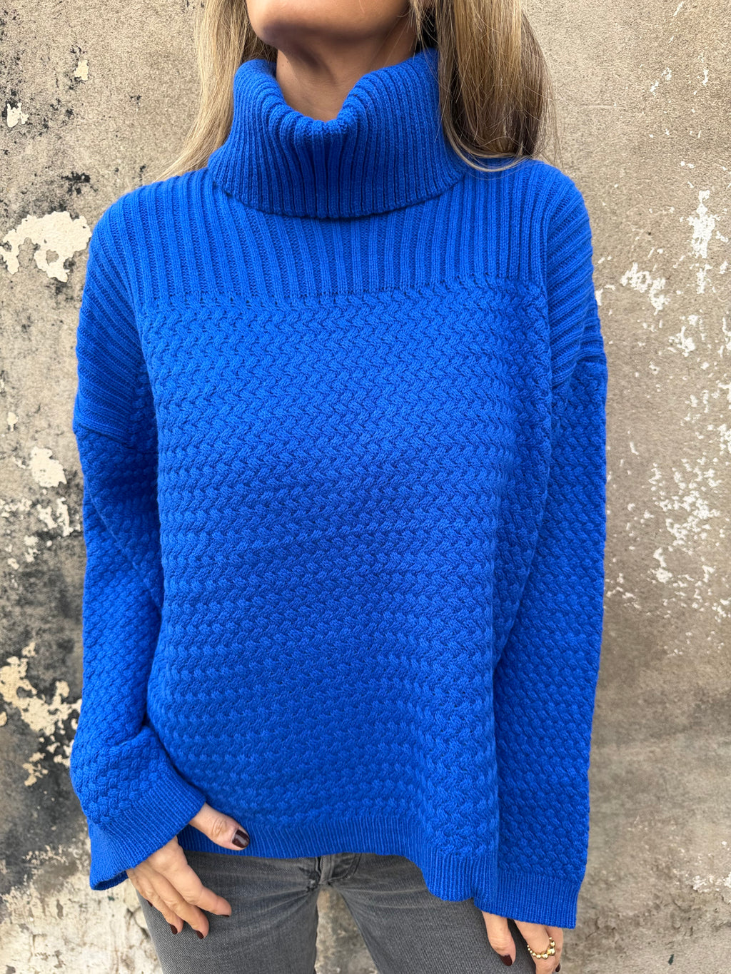 Cuello alto punto arroz azul