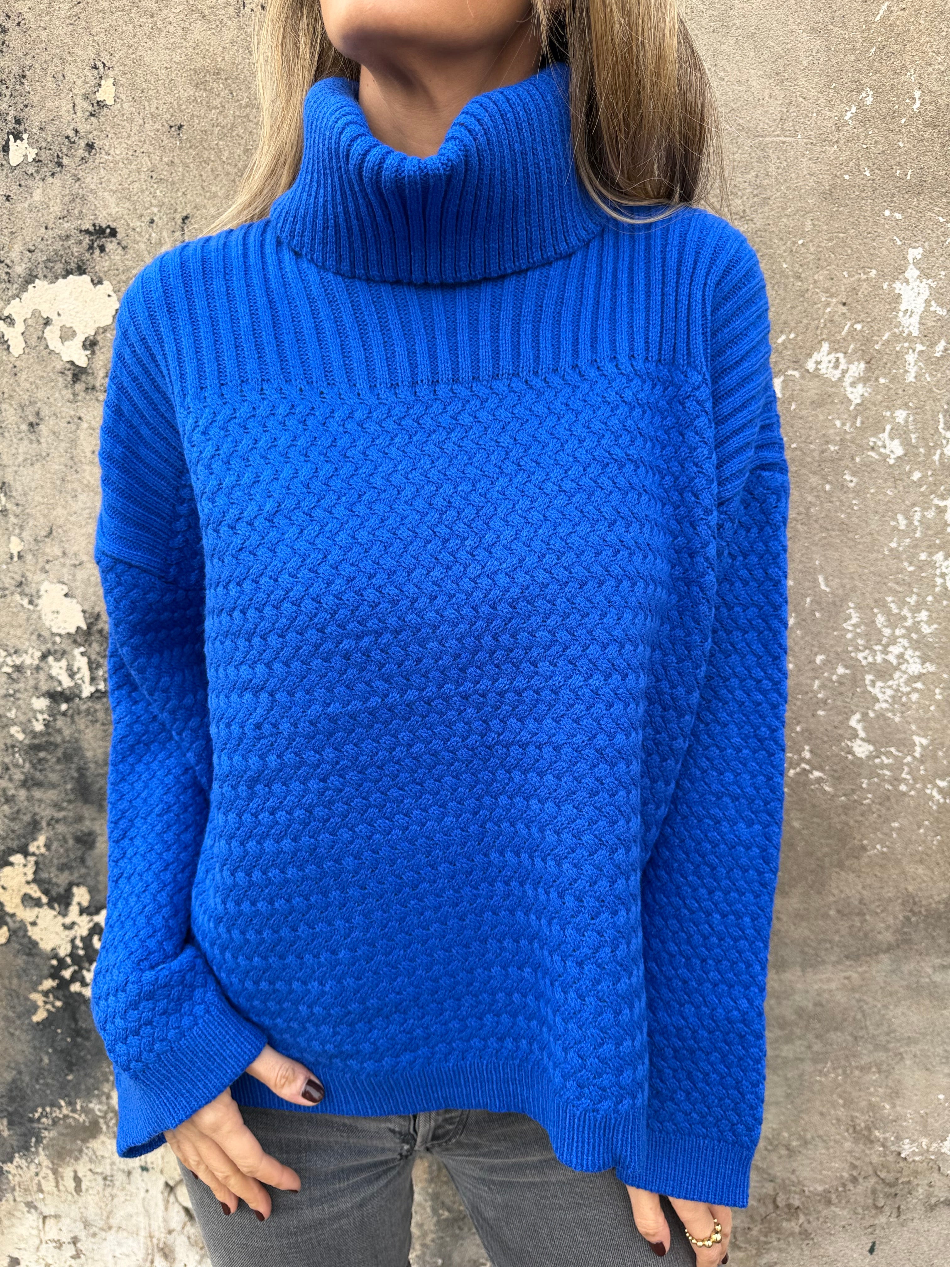 Cuello alto punto arroz azul