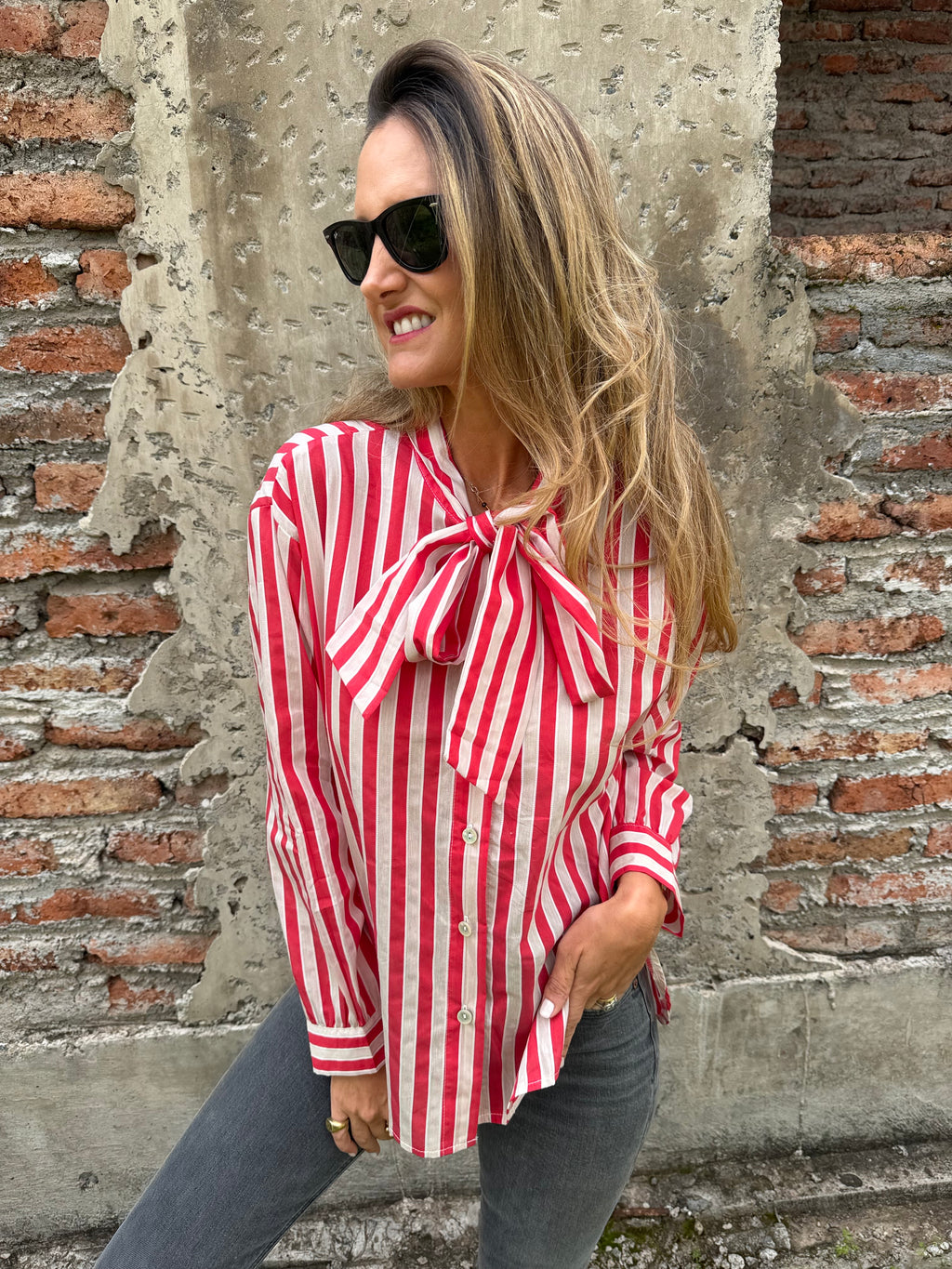 Blusa rayada rosetón roja