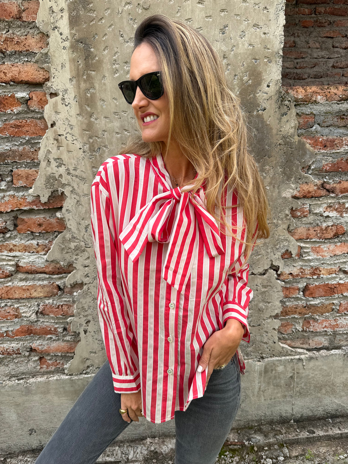 Blusa rayada rosetón roja