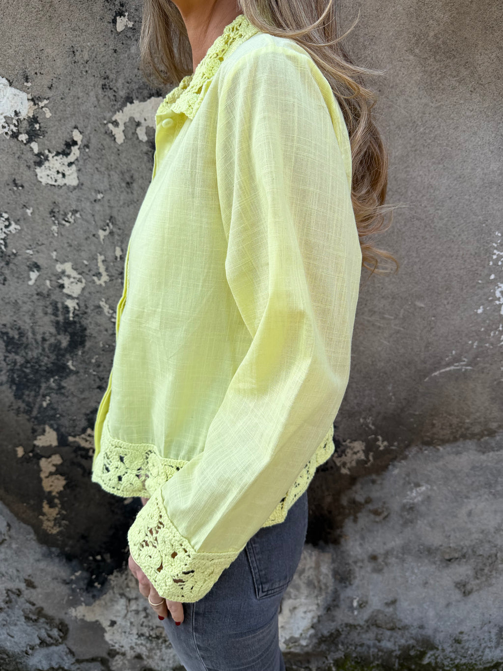 Blusa linoto y macramé amarilla flúor