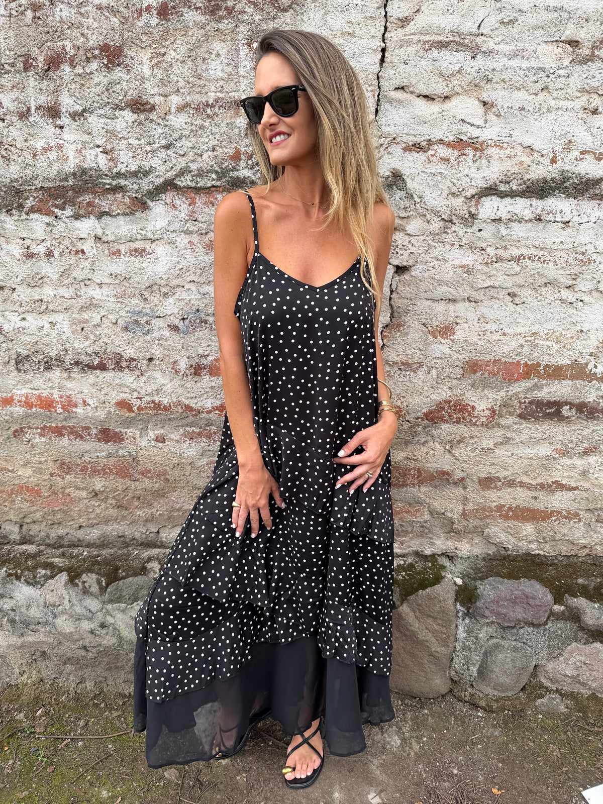 Vestido puntos y vuelos negro