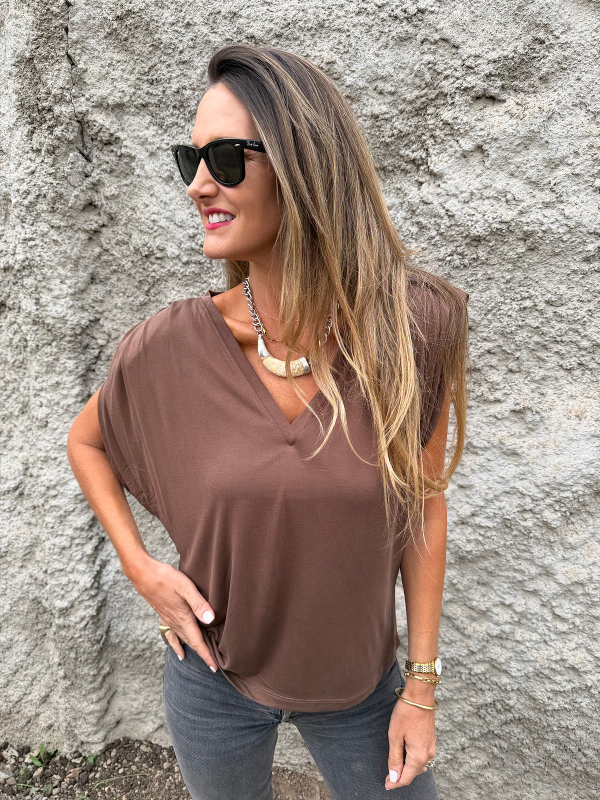 Polera hombreras plisadas café