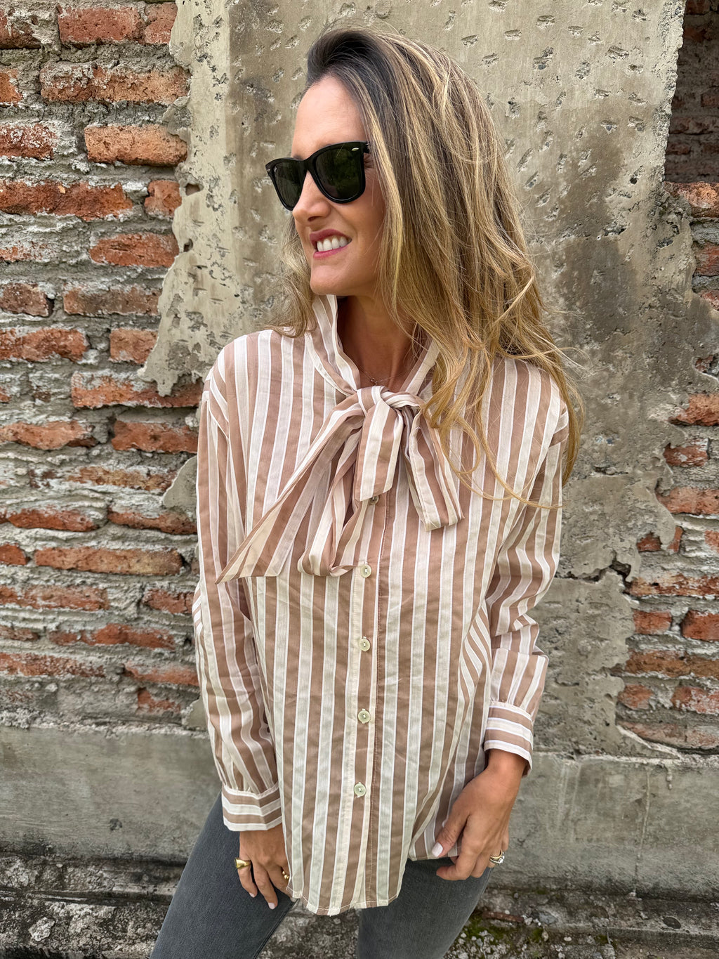 Blusa rayada rosetón beige