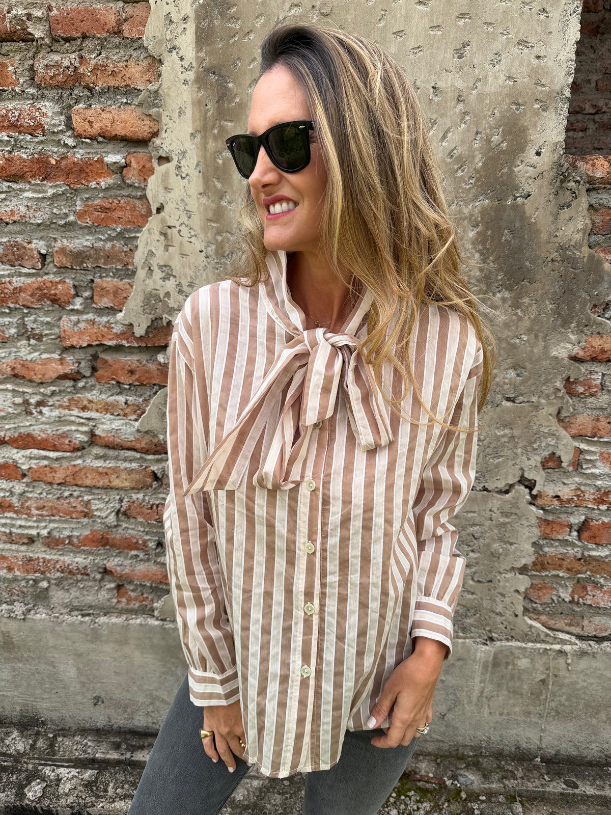Blusa rayada rosetón beige