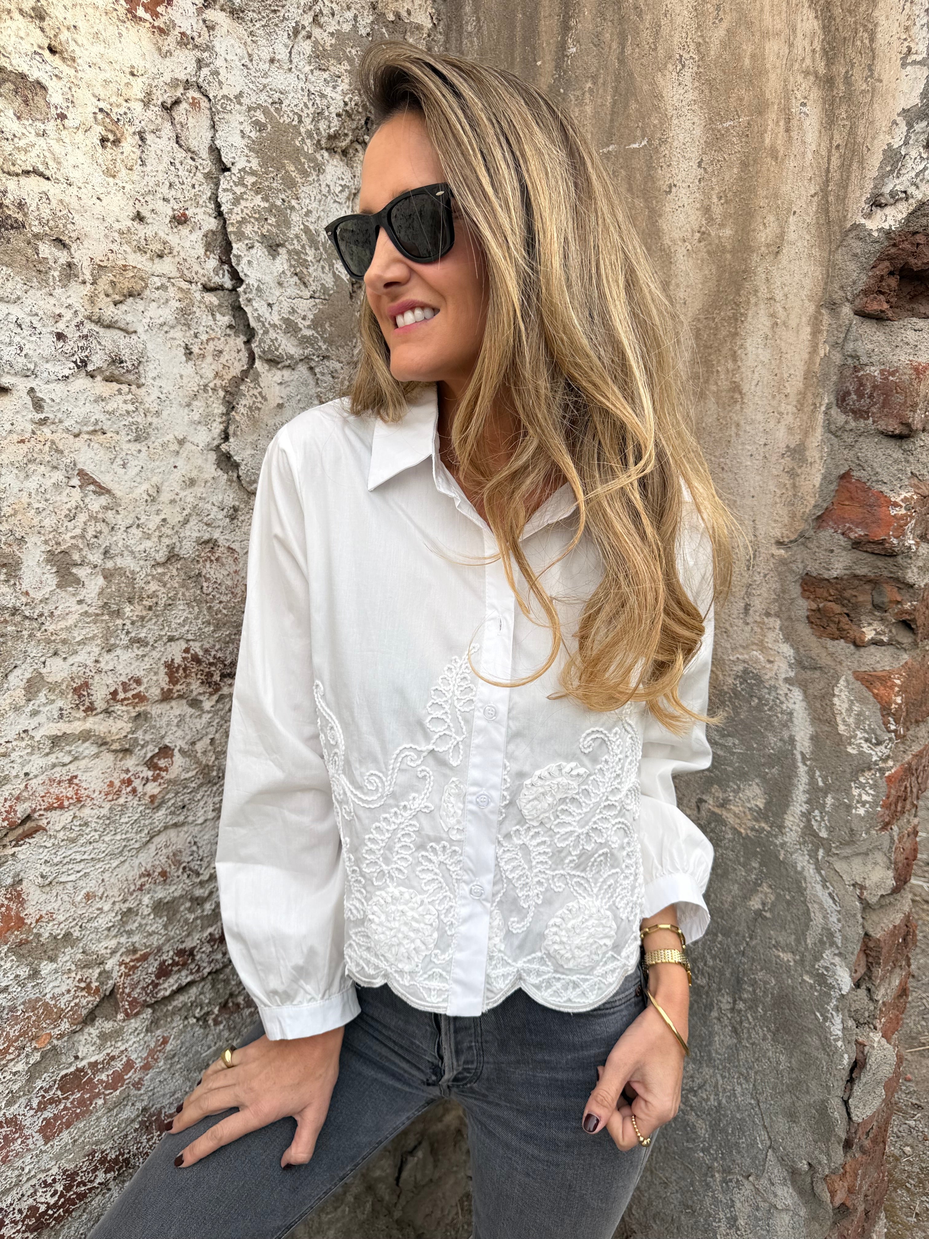 Blusa corta bordados blanca