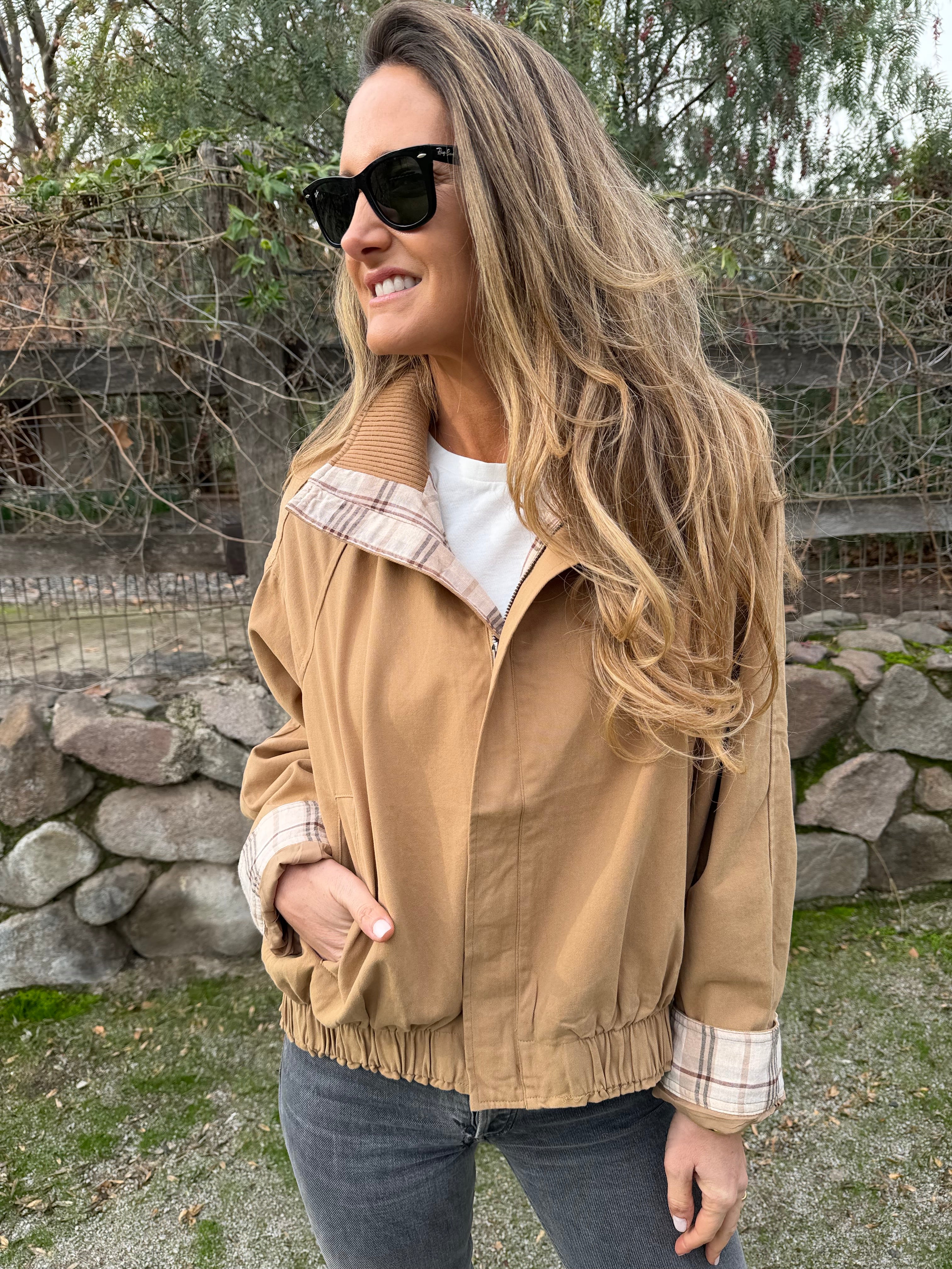 Bomber gabardina detalle escocés camel