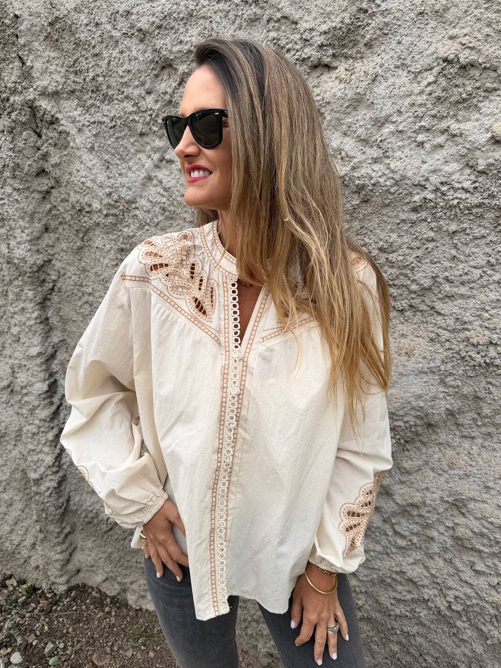 Blusa botoncitos coqueta broderie beige