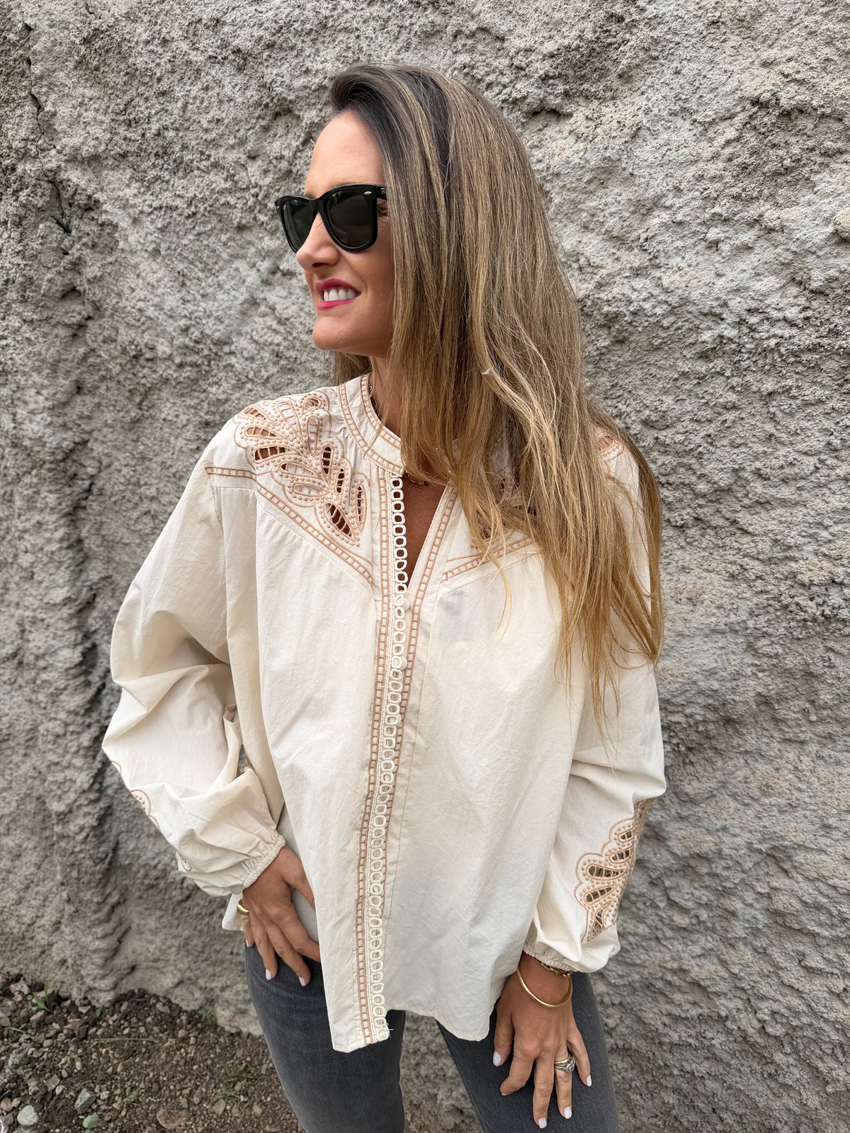 Blusa botoncitos coqueta broderie beige