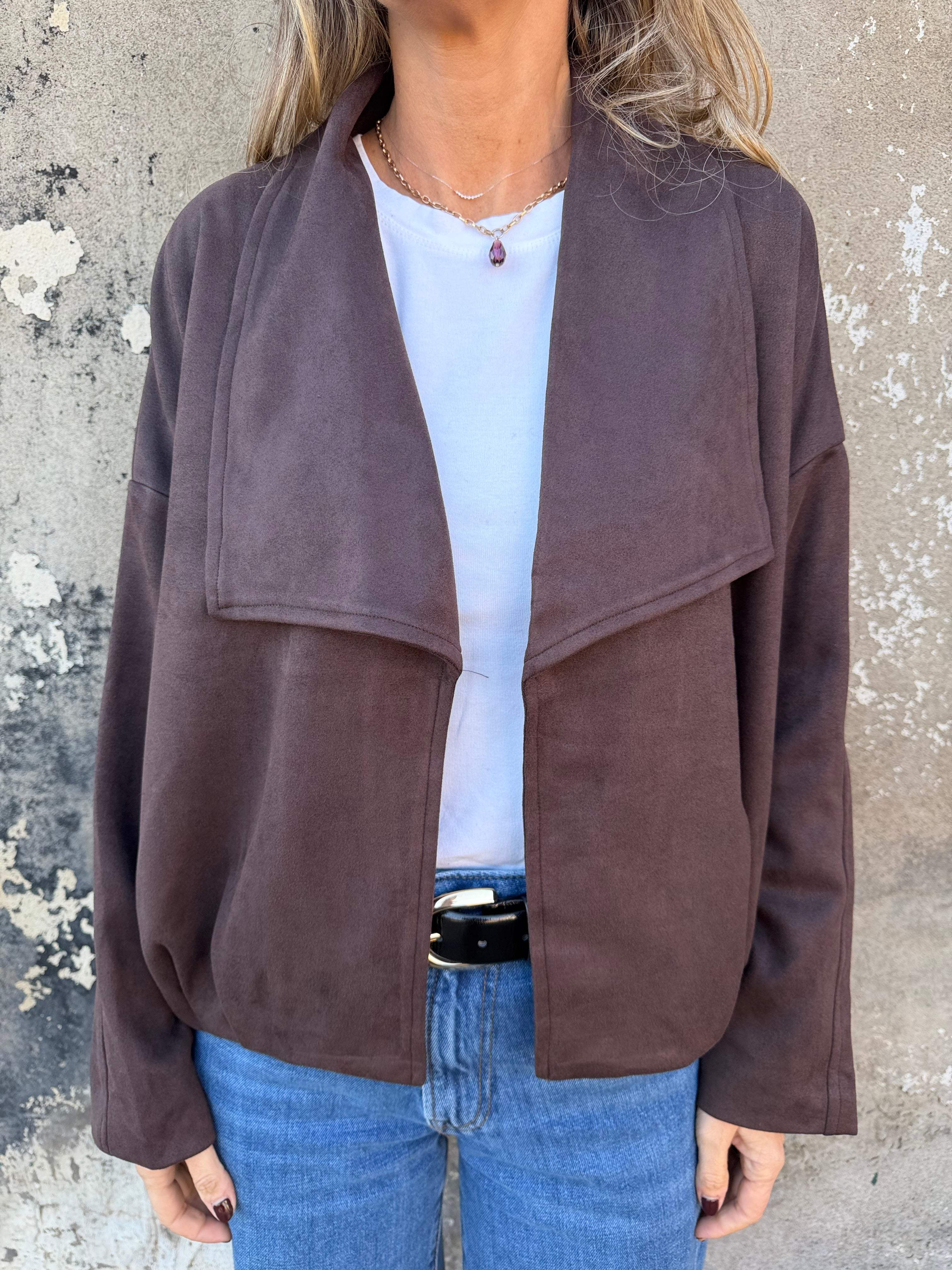Chaqueta efecto gamuza solapa café oscuro